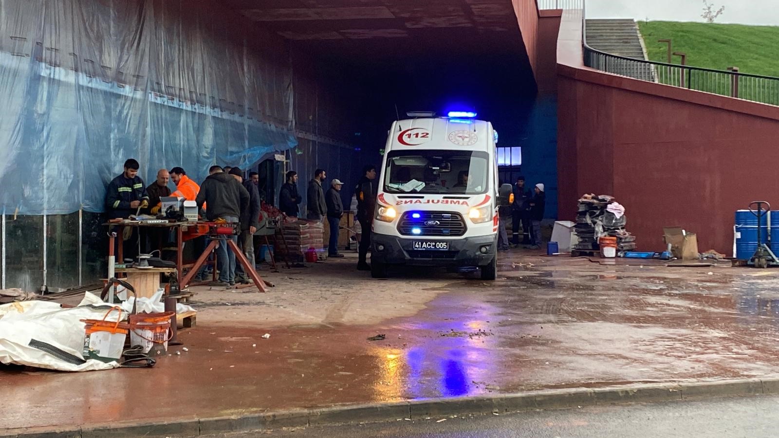 İzmit'te İşçi 3 Metreden Boş Akvaryuma Düştü 02