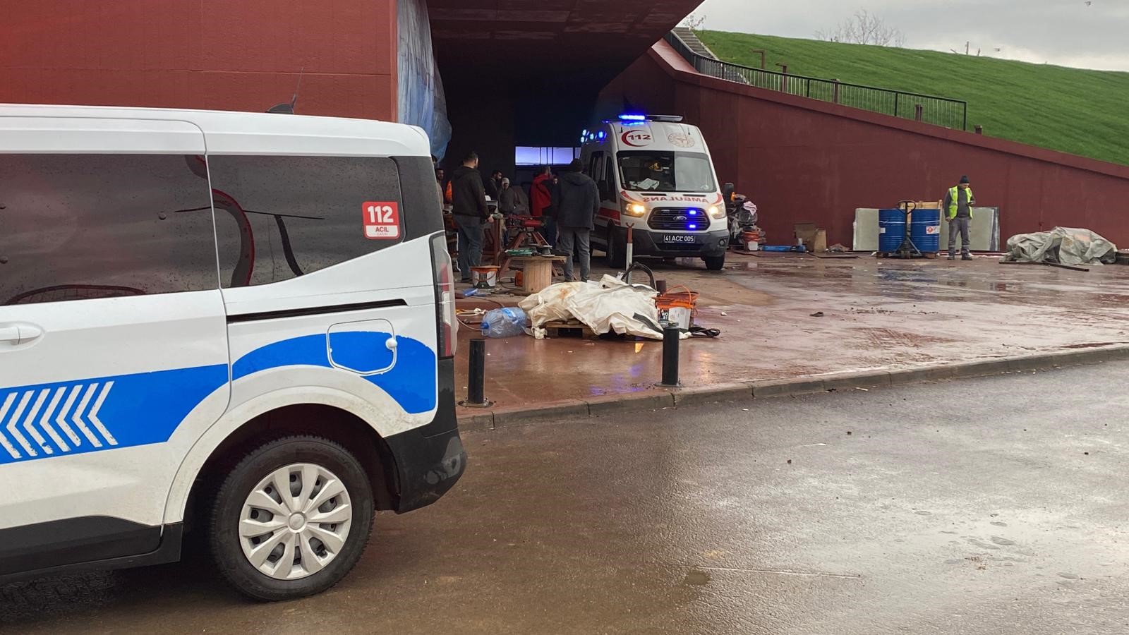 İzmit'te İşçi 3 Metreden Boş Akvaryuma Düştü 03