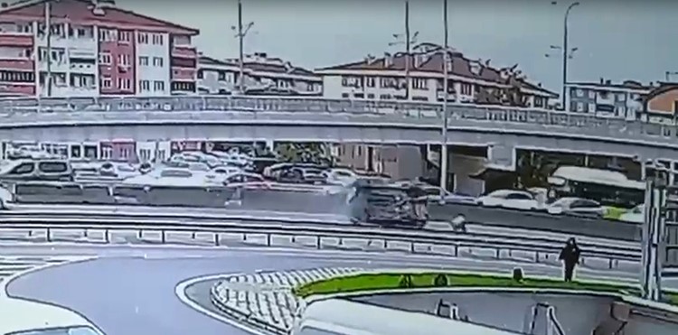 İzmit’te Otomobil Beton Bariyere Çarptı! O Anlar Güvenlik Kameralarına Böyle Yansıdı 01