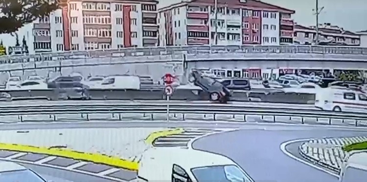 İzmit’te Otomobil Beton Bariyere Çarptı! O Anlar Güvenlik Kameralarına Böyle Yansıdı 02