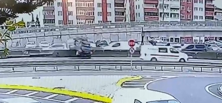 İzmit’te Otomobil Beton Bariyere Çarptı! O Anlar Güvenlik Kameralarına Böyle Yansıdı 03