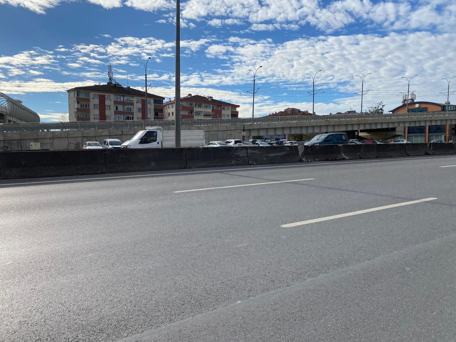 İzmit’te Otomobil Beton Bariyere Çarptı! O Anlar Güvenlik Kameralarına Böyle Yansıdı 04