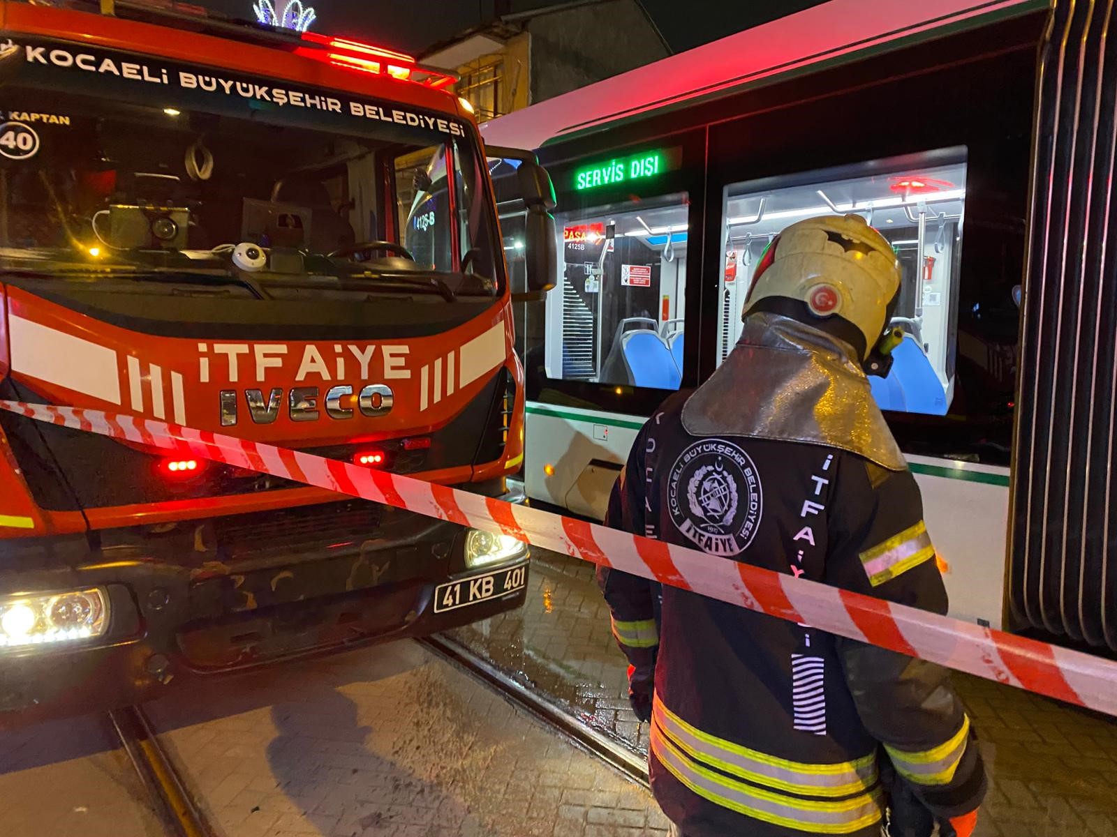 İzmit’te Tramvay Kazası Vatandaş Tramvayın Altında Kaldı (3)