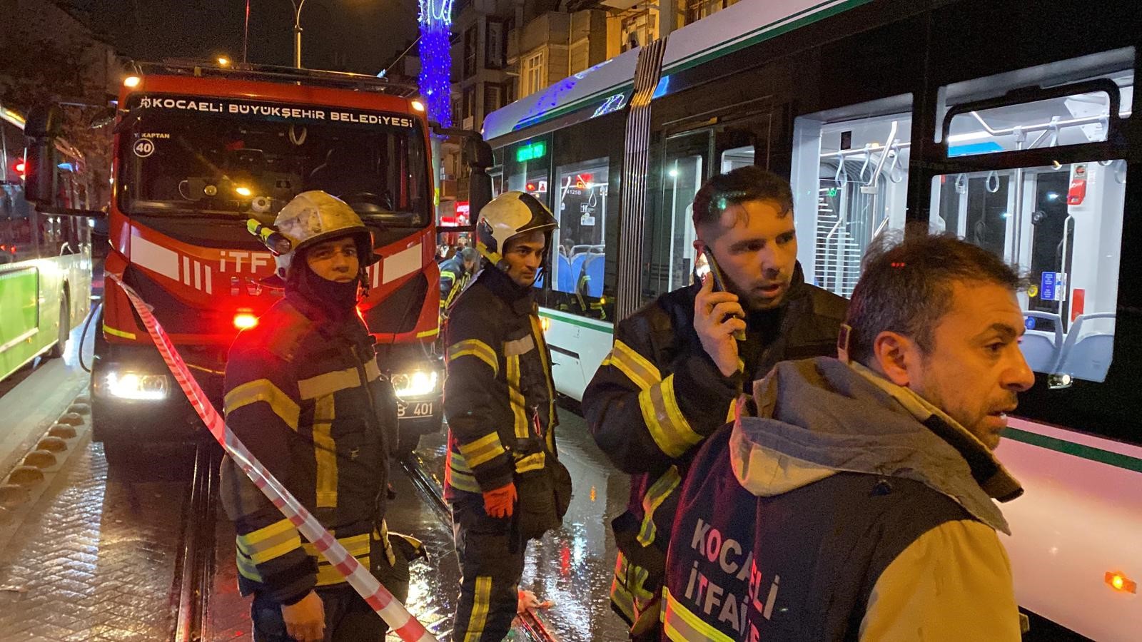 İzmit’te Tramvay Kazası Vatandaş Tramvayın Altında Kaldı (7)