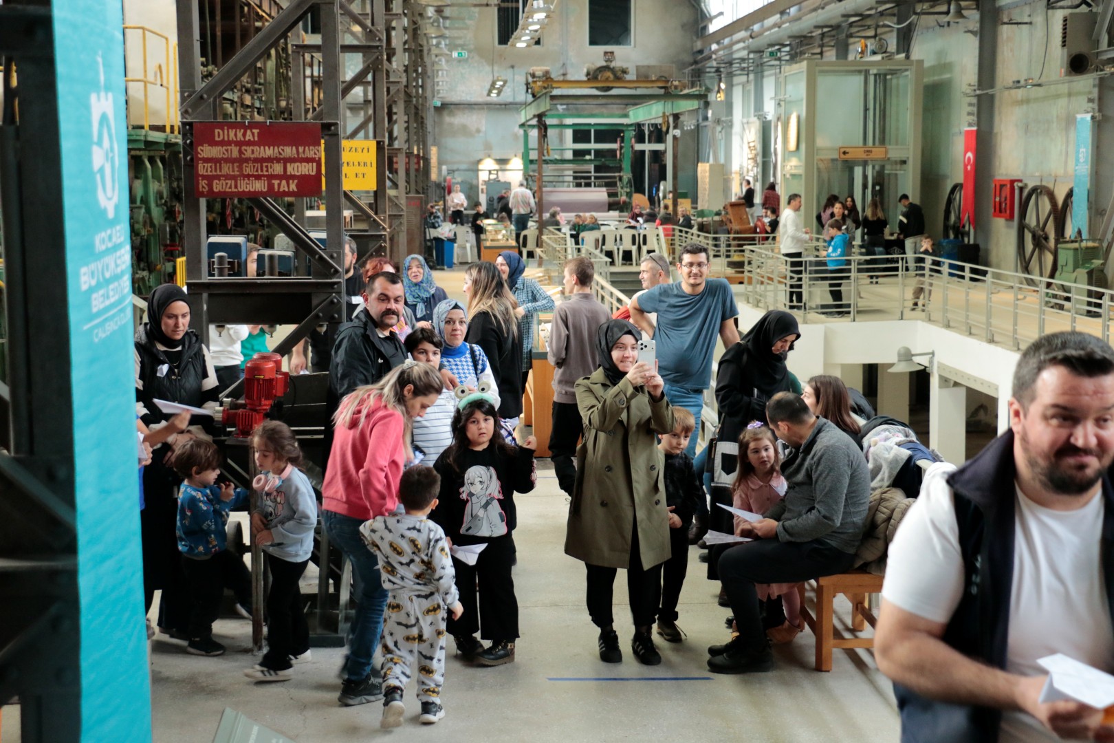 Kâğıt Uçaklar Geleceğin Hayalleri Için Havalandı (2)