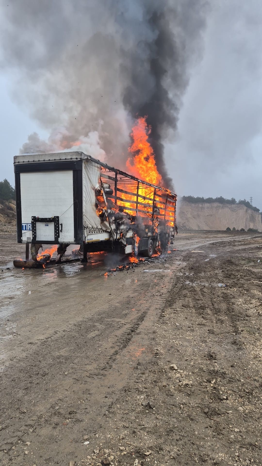 Kağıt Yüklü Tırın Dorsesi Alev Alev Yandı! 01