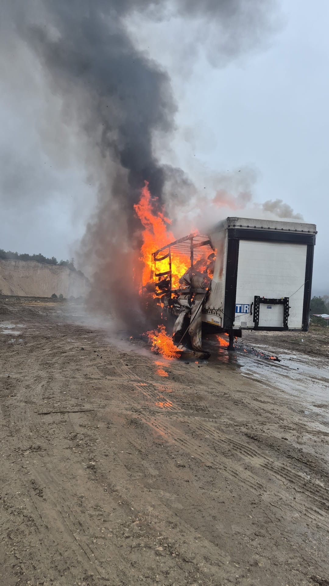 Kağıt Yüklü Tırın Dorsesi Alev Alev Yandı! 02