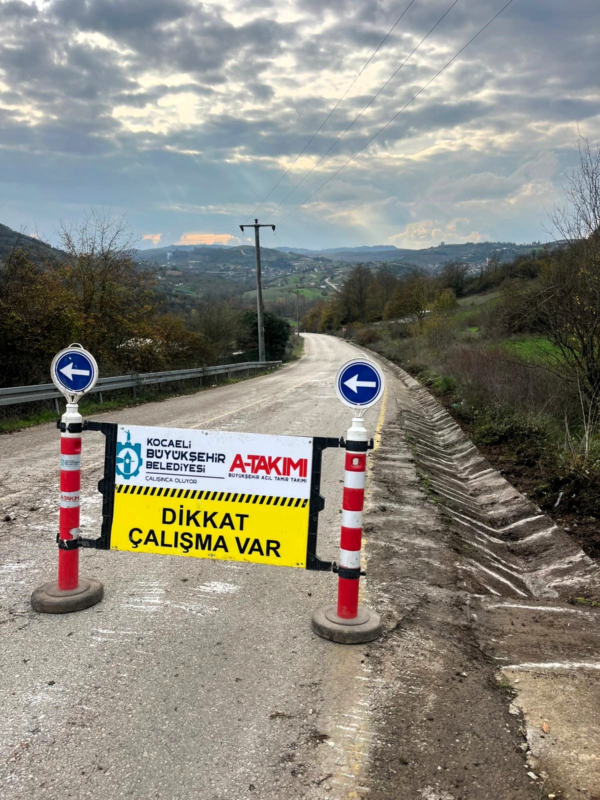 Kandıra’da Yağmur Suyu Kanalları Temizlendi Yol Güvenliği Artırıldı (1)