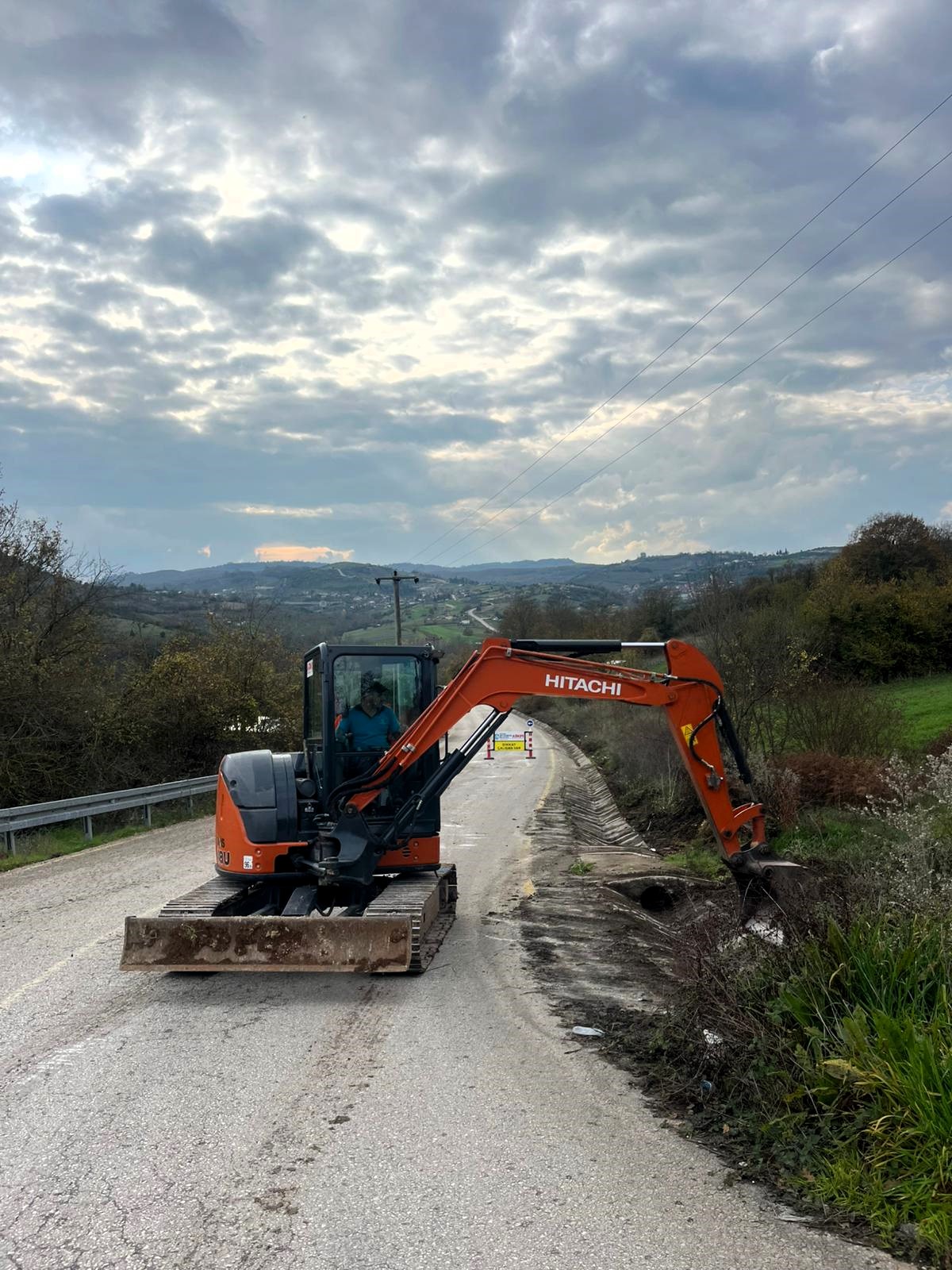 Kandıra’da Yağmur Suyu Kanalları Temizlendi Yol Güvenliği Artırıldı (2)