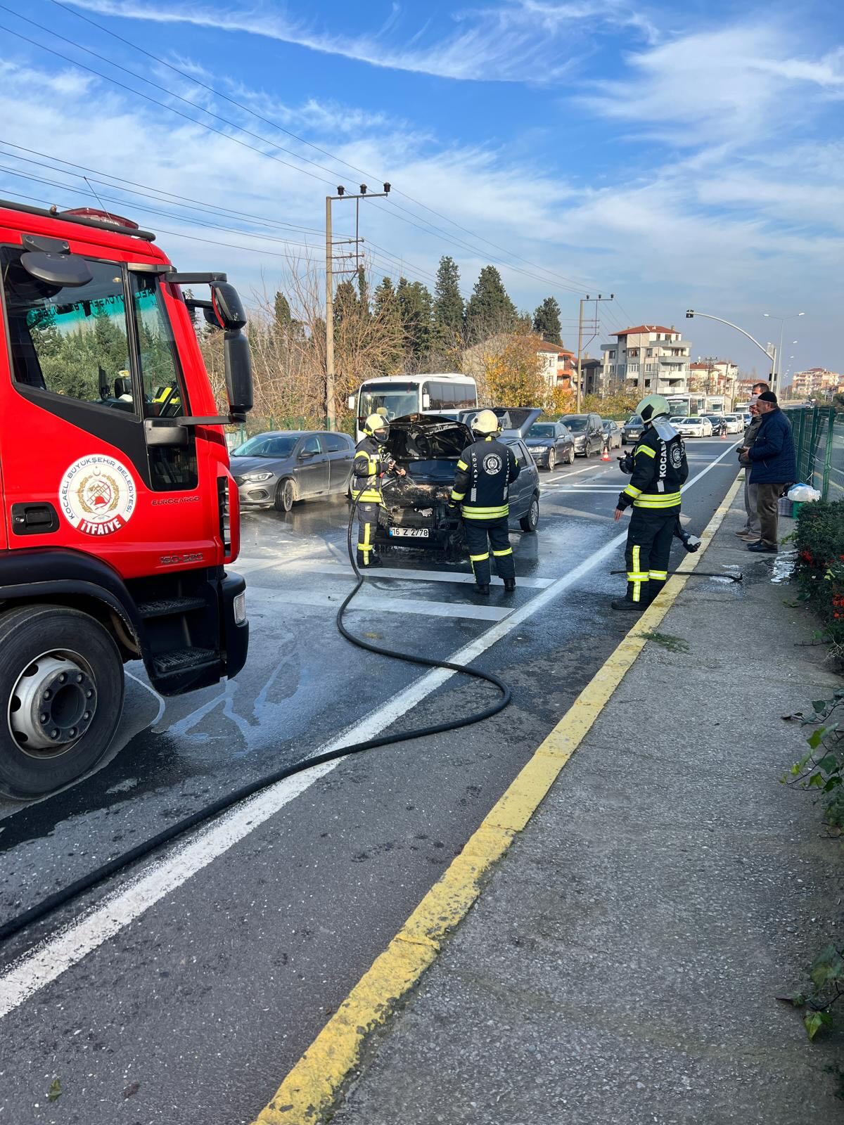 Karamürsel Ereğli’de Seyir Halindeki Araç Alev Aldı4 (1)
