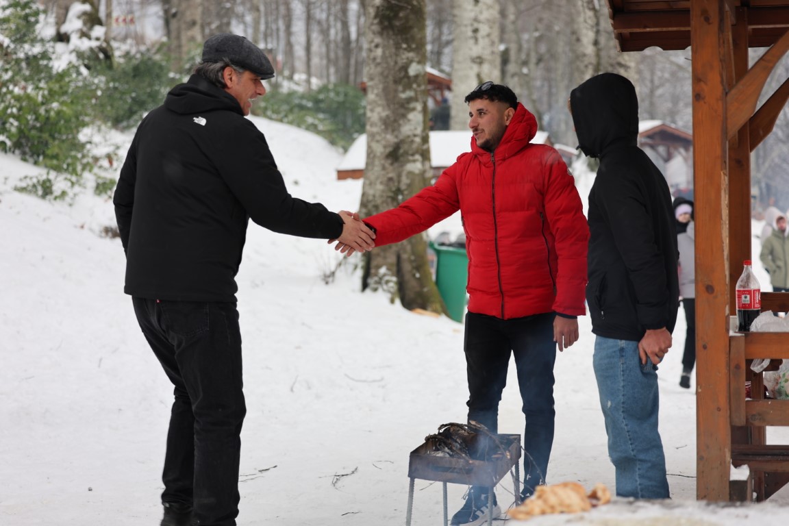 Kartepe Belediyesi Mesire Alanı, Kışın Beyaz Büyüsünü Ücretsiz Sunuyor 6