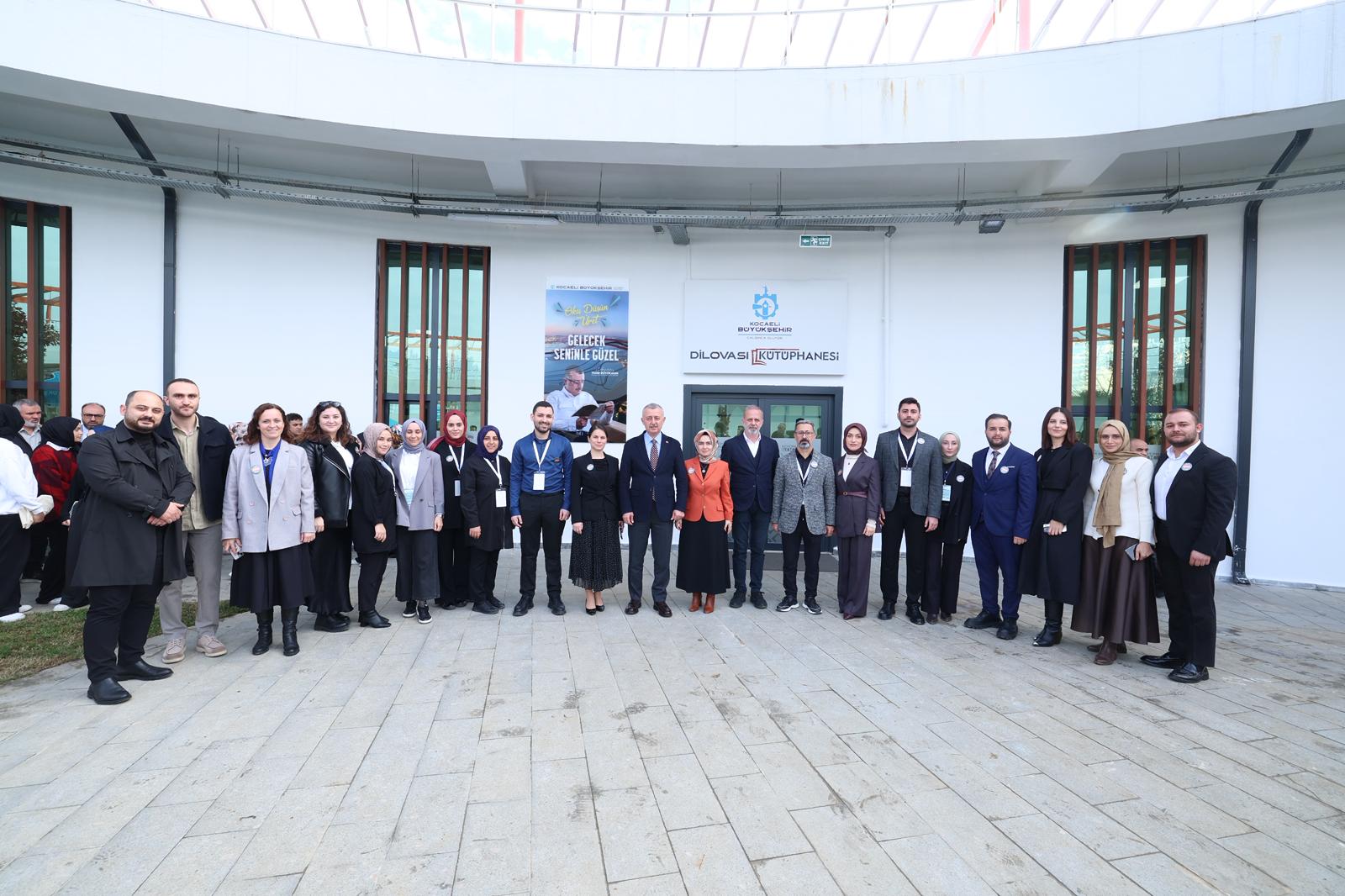 Kocaeli Büyükşehir Belediye Başkanı Tahir Büyükakın, Dilovası Millet Bahçesi’nde Hizmet Veren Yeni Nesil Dilovası Kütüphanesi’ni Ziyaret Ederek Öğrencilerle Bir Araya Geldi. Başkan Büyükakın, Kütüphanelerin Değişen I (3)