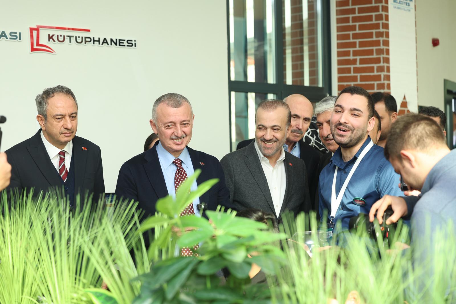 Kocaeli Büyükşehir Belediye Başkanı Tahir Büyükakın, Dilovası Millet Bahçesi’nde Hizmet Veren Yeni Nesil Dilovası Kütüphanesi’ni Ziyaret Ederek Öğrencilerle Bir Araya Geldi. Başkan Büyükakın, Kütüphanelerin Değişen I (4)