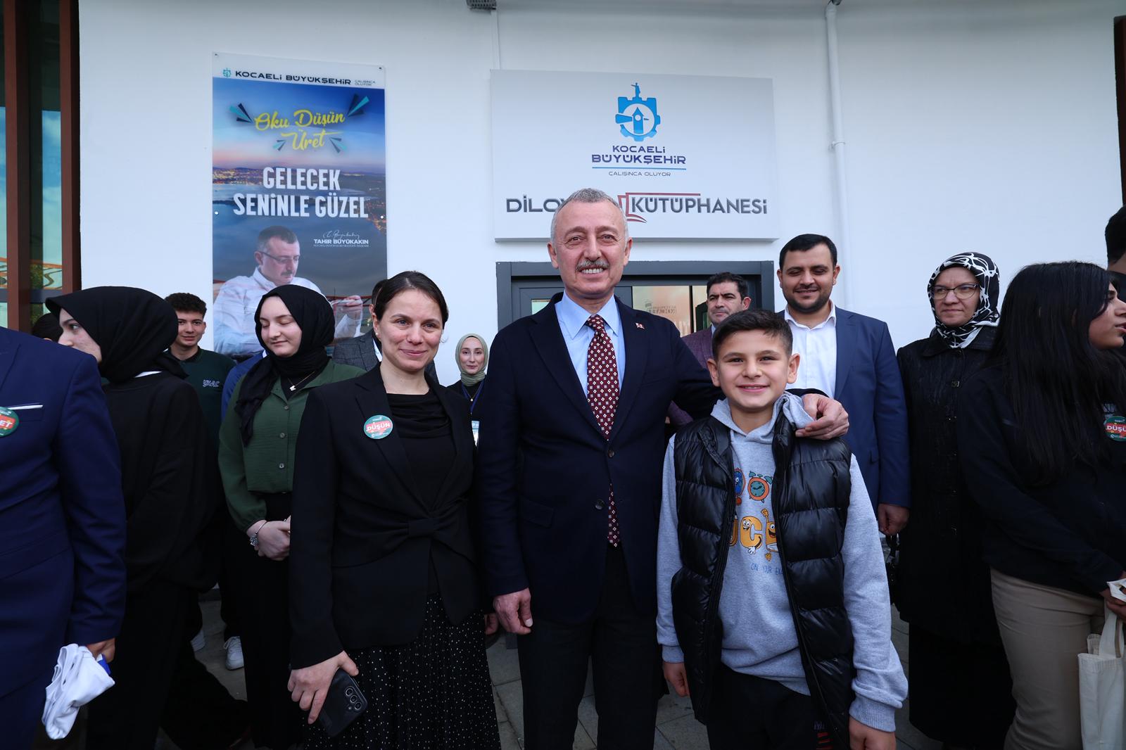 Kocaeli Büyükşehir Belediye Başkanı Tahir Büyükakın, Dilovası Millet Bahçesi’nde Hizmet Veren Yeni Nesil Dilovası Kütüphanesi’ni Ziyaret Ederek Öğrencilerle Bir Araya Geldi. Başkan Büyükakın, Kütüphanelerin Değişen I (5)