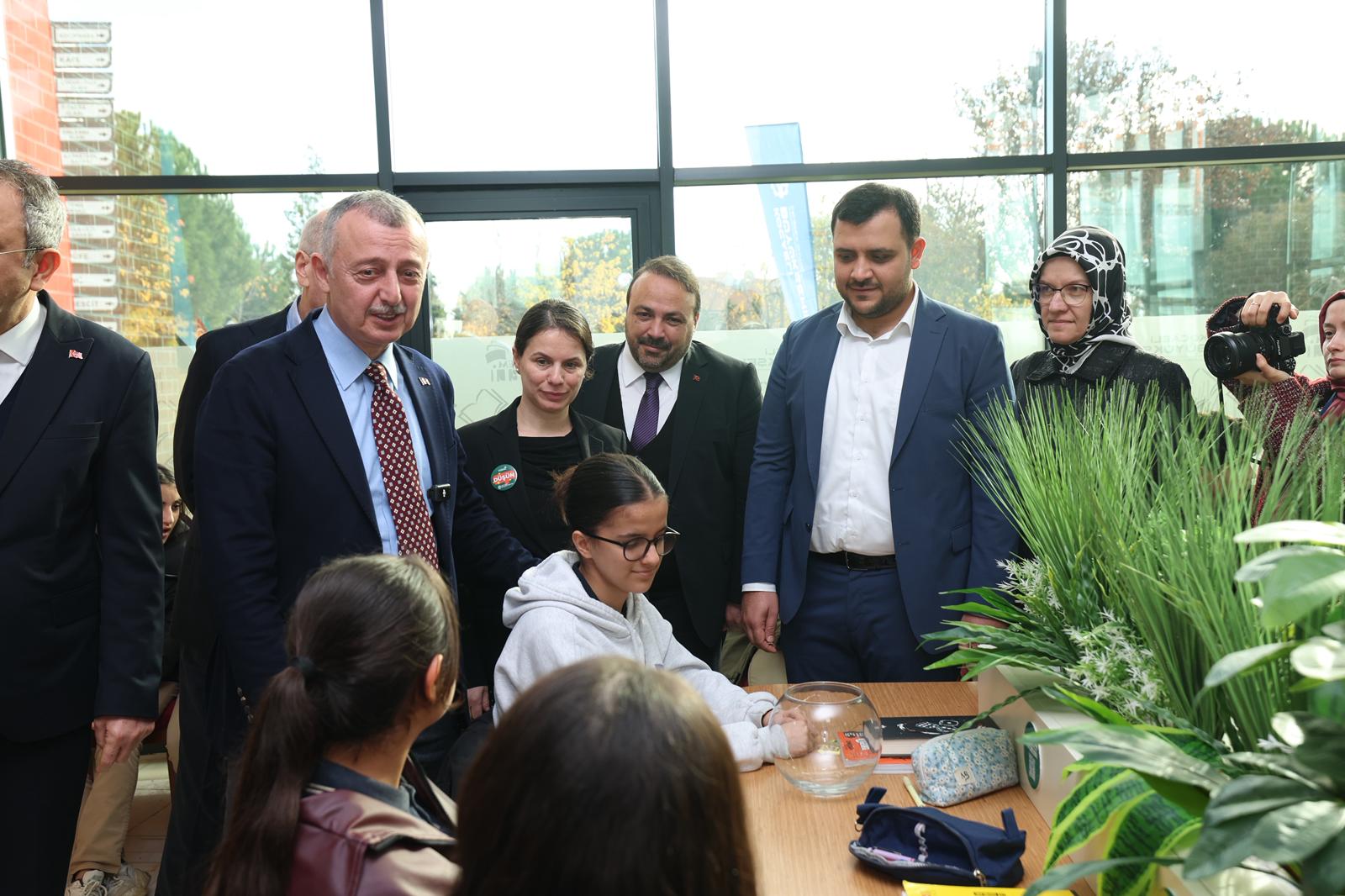 Kocaeli Büyükşehir Belediye Başkanı Tahir Büyükakın, Dilovası Millet Bahçesi’nde Hizmet Veren Yeni Nesil Dilovası Kütüphanesi’ni Ziyaret Ederek Öğrencilerle Bir Araya Geldi. Başkan Büyükakın, Kütüphanelerin Değişen I (6)
