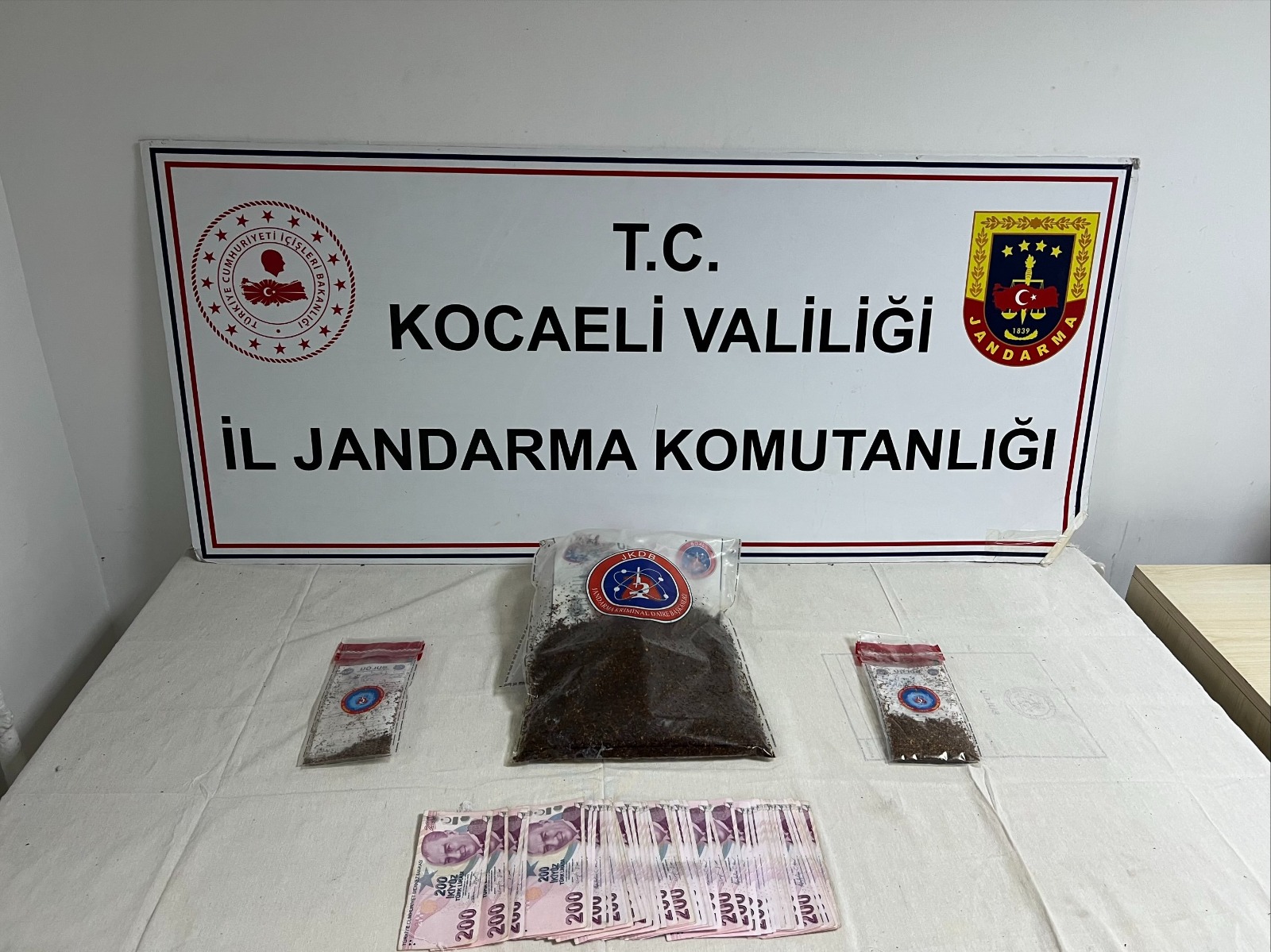 Kocaeli Jandarması’nın Körfez Ilçesinde Düzenlediği Operasyonda 1.287 Gram Bonzai Ve 10 Bin Tl Ele Geçirildi, 2 Şüpheli Hakkında Adli Işlem Başlatıldı.