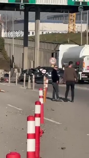 Kocaeli Tem Otoyolu Gişelerinde Meydana Gelen Kazada Ağır Yaralanan Anne Ve Oğlu, Tedavi Gördükleri Hastanede Yaşamını Yitirdi. 02