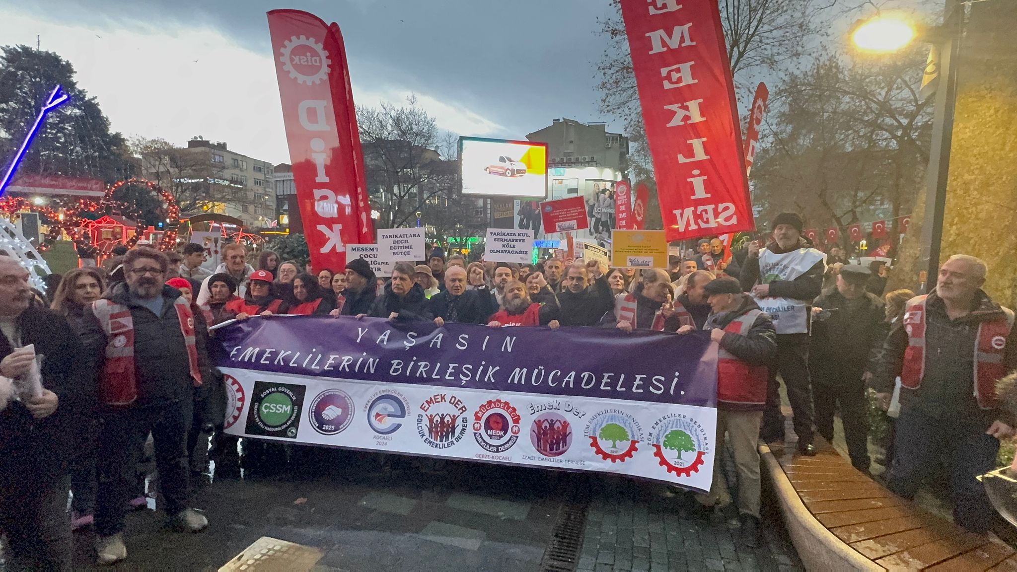 Kocaeli’de Emekliler 2026 Bütçesine Tepki İçin Sokağa Çıktı (1)-2