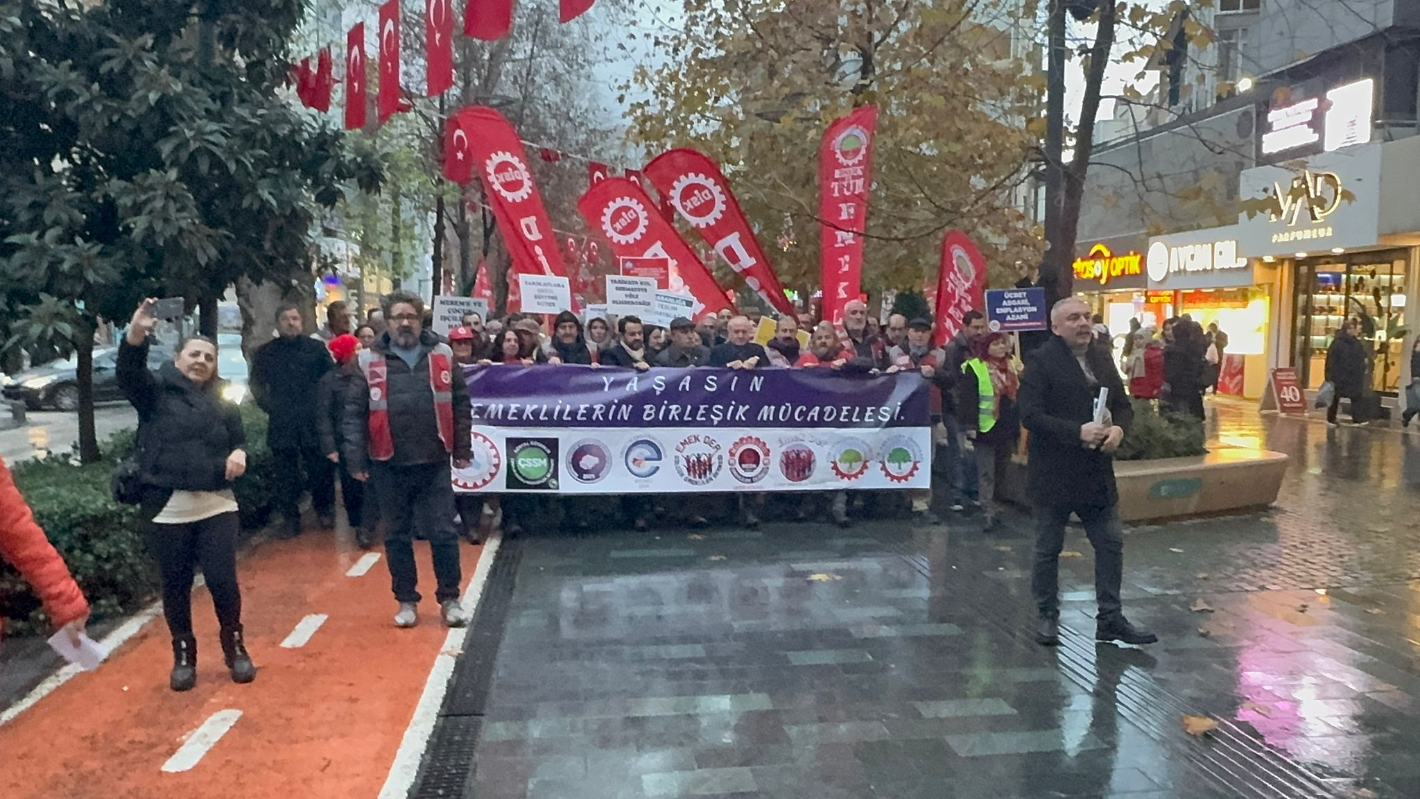 Kocaeli’de Emekliler 2026 Bütçesine Tepki İçin Sokağa Çıktı (2)