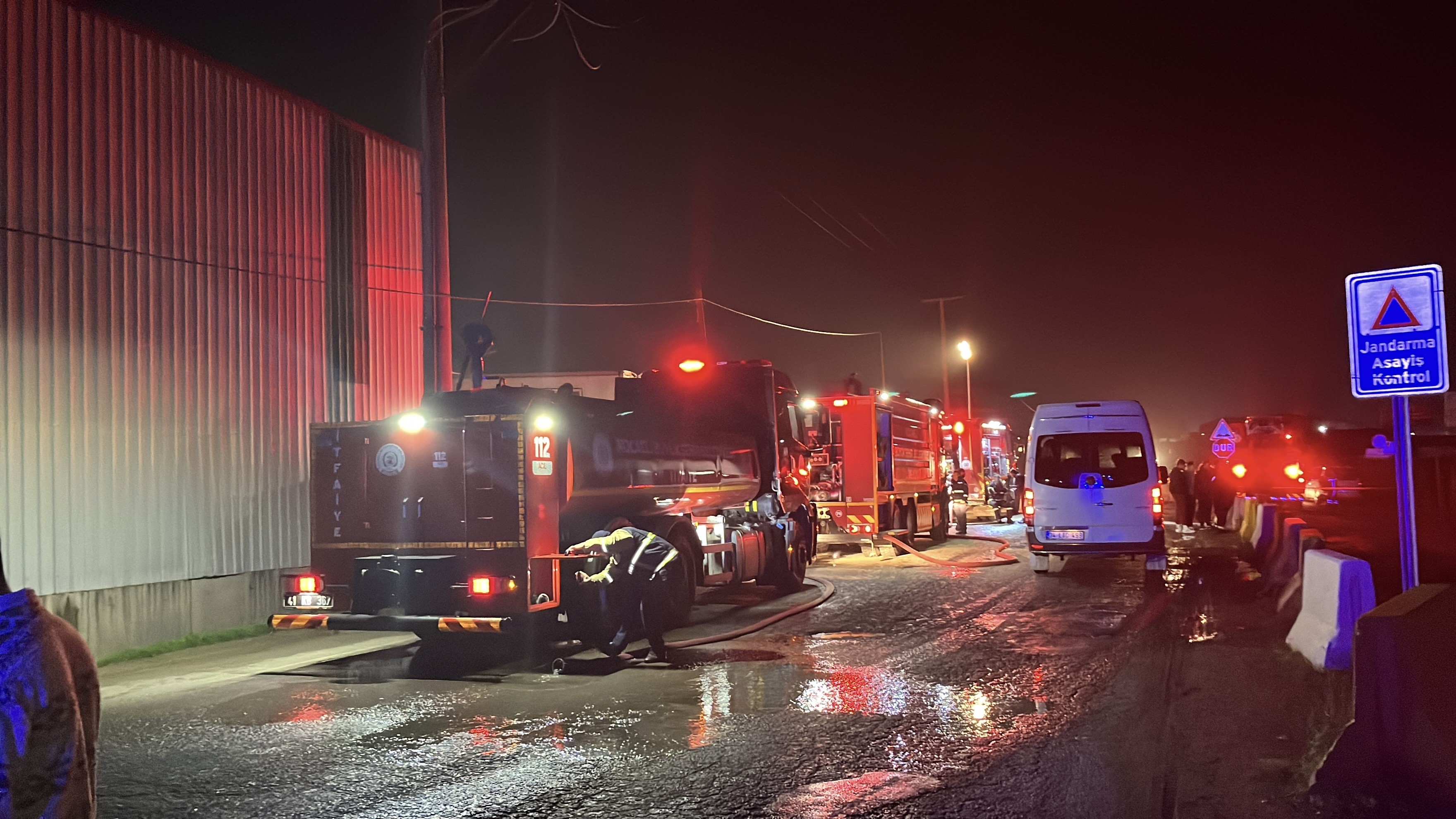 Kocaeli'de Geri Dönüşüm Fabrikasında Yangın! 1 İşçi Yaralandı 01