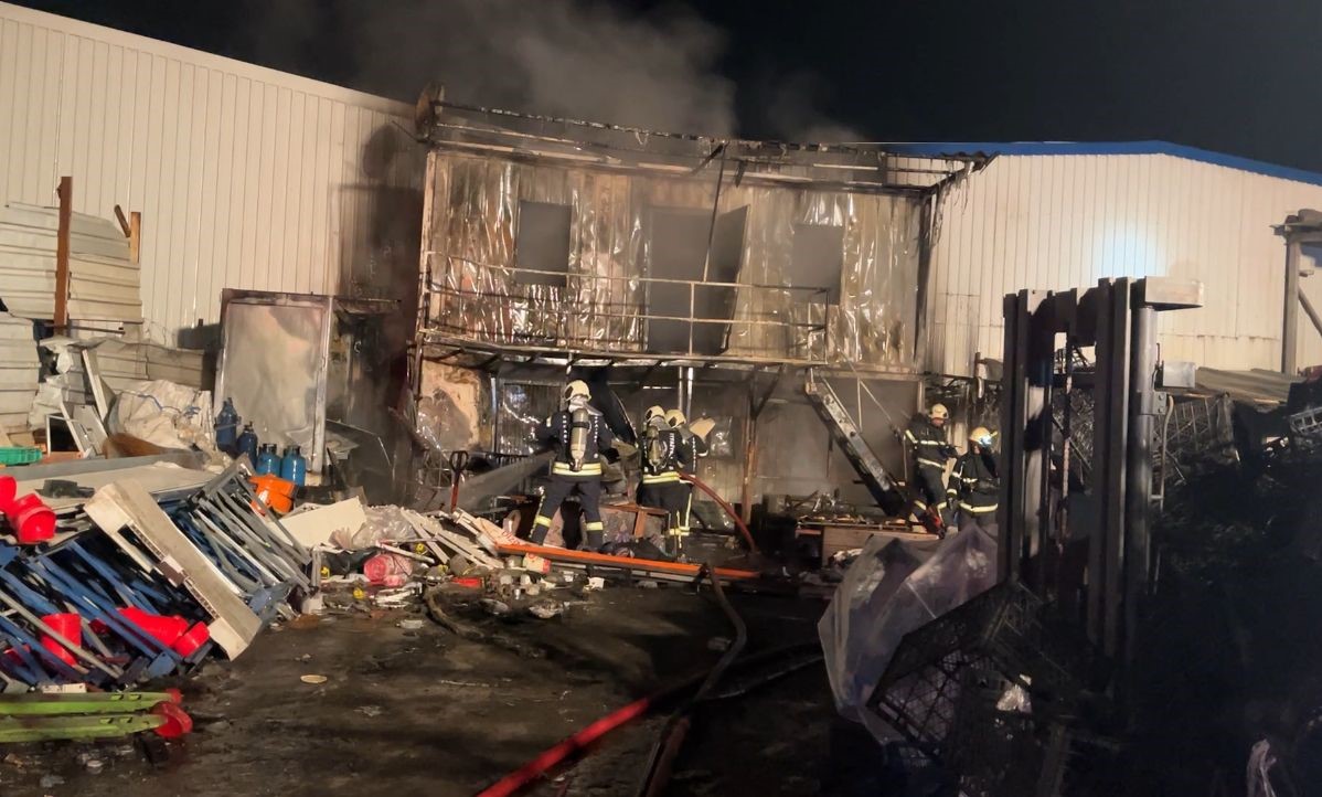 Kocaeli'de Geri Dönüşüm Fabrikasında Yangın! 1 İşçi Yaralandı 03