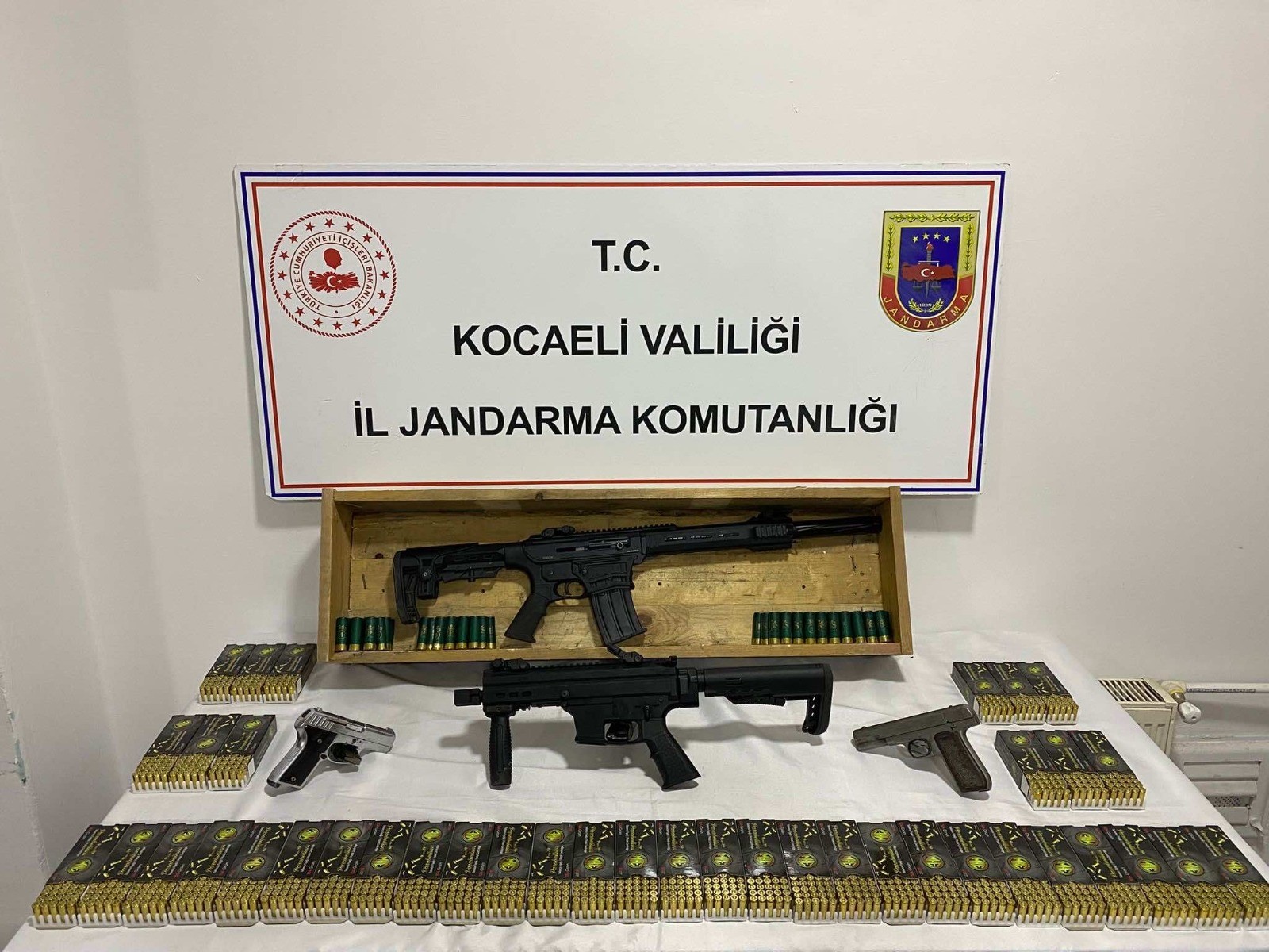 Kocaeli'de Kaçakçılık Operasyonu! Çok Sayıda Silah Ve Mermi Yakalandı 01