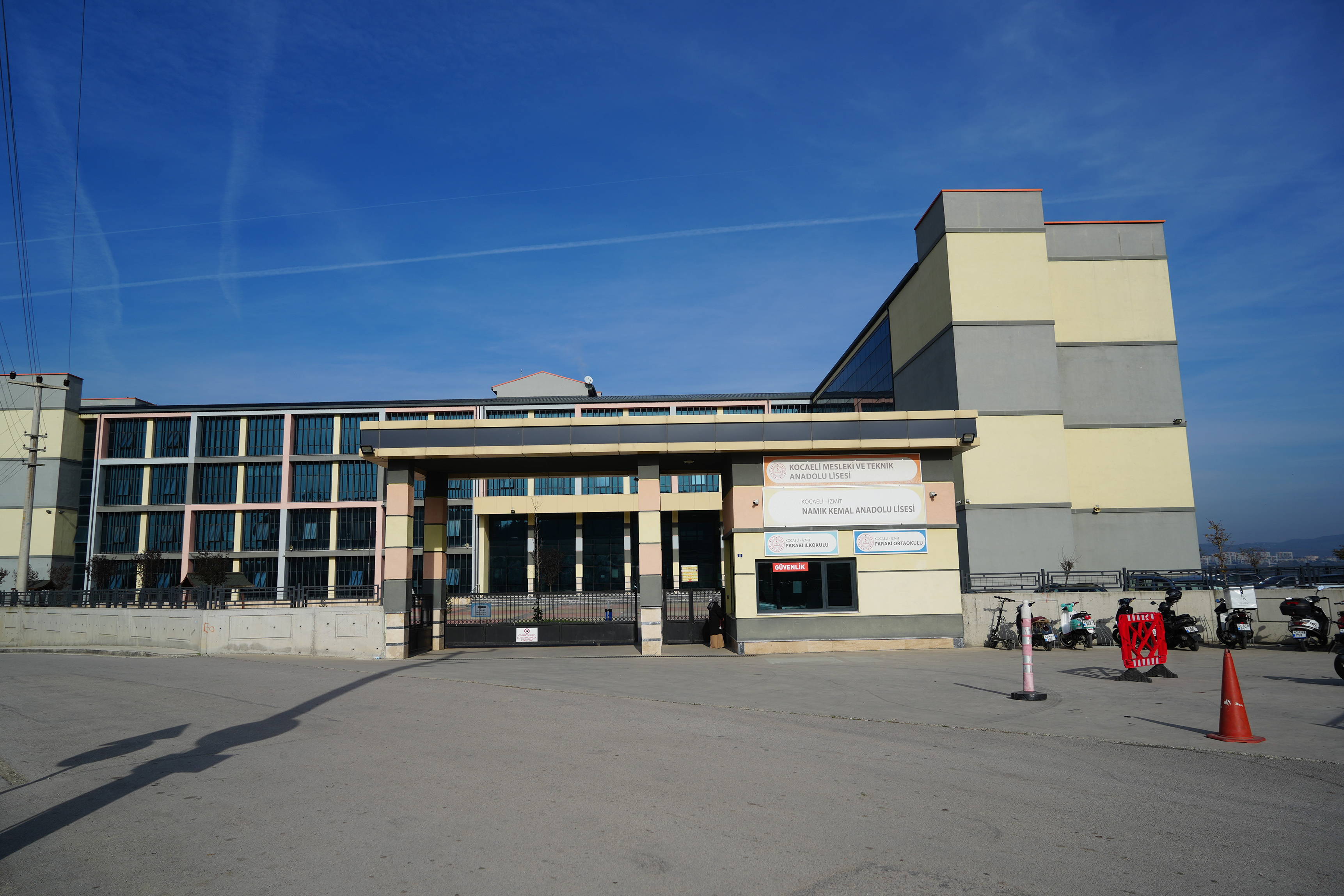 Kocaeli'de Okul Bahçesine Yorgun Mermi Düştü! O Anlar Kameralara Böyle Yansıdı 03