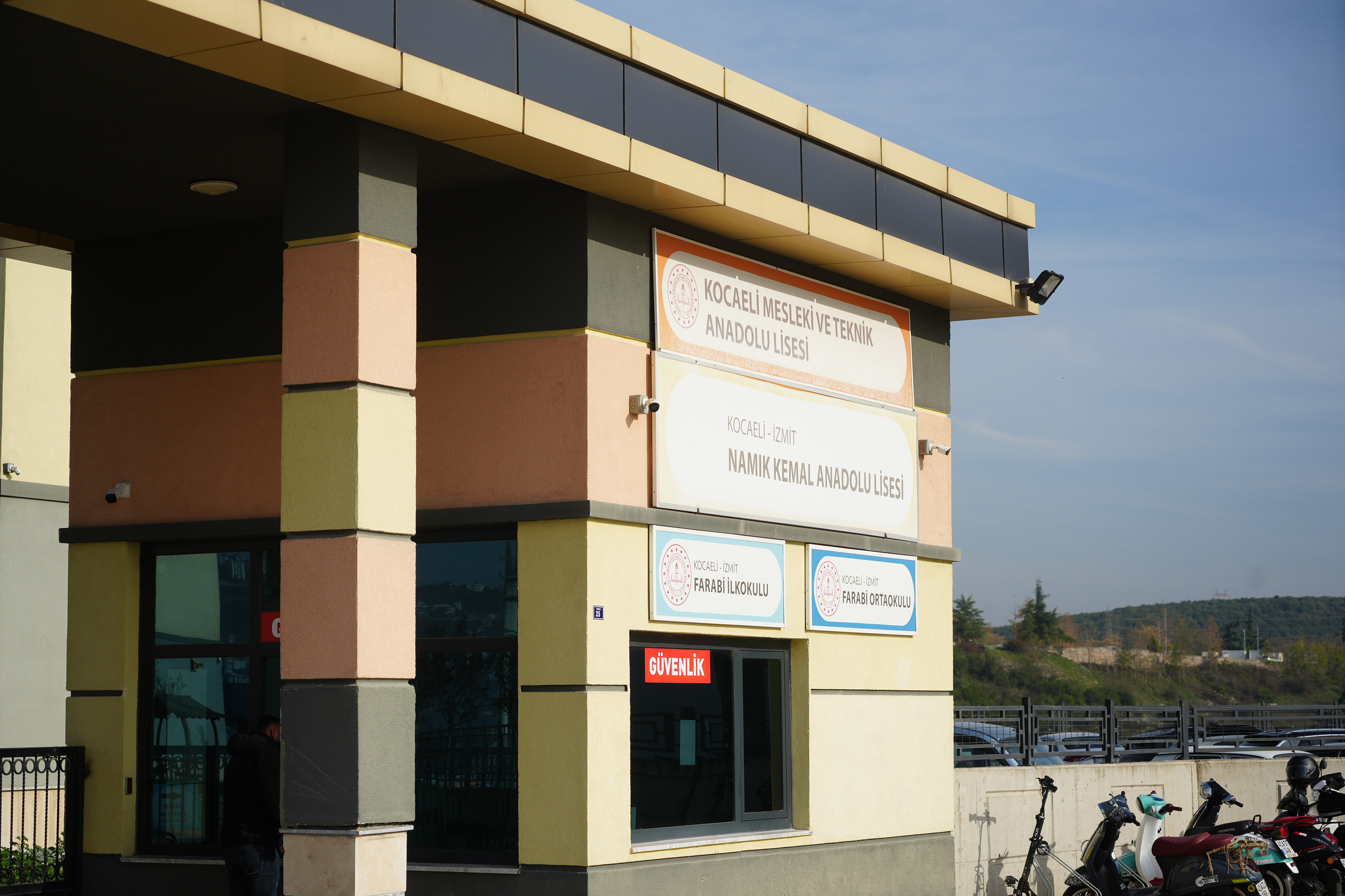 Kocaeli'de Okul Bahçesine Yorgun Mermi Düştü! O Anlar Kameralara Böyle Yansıdı 04