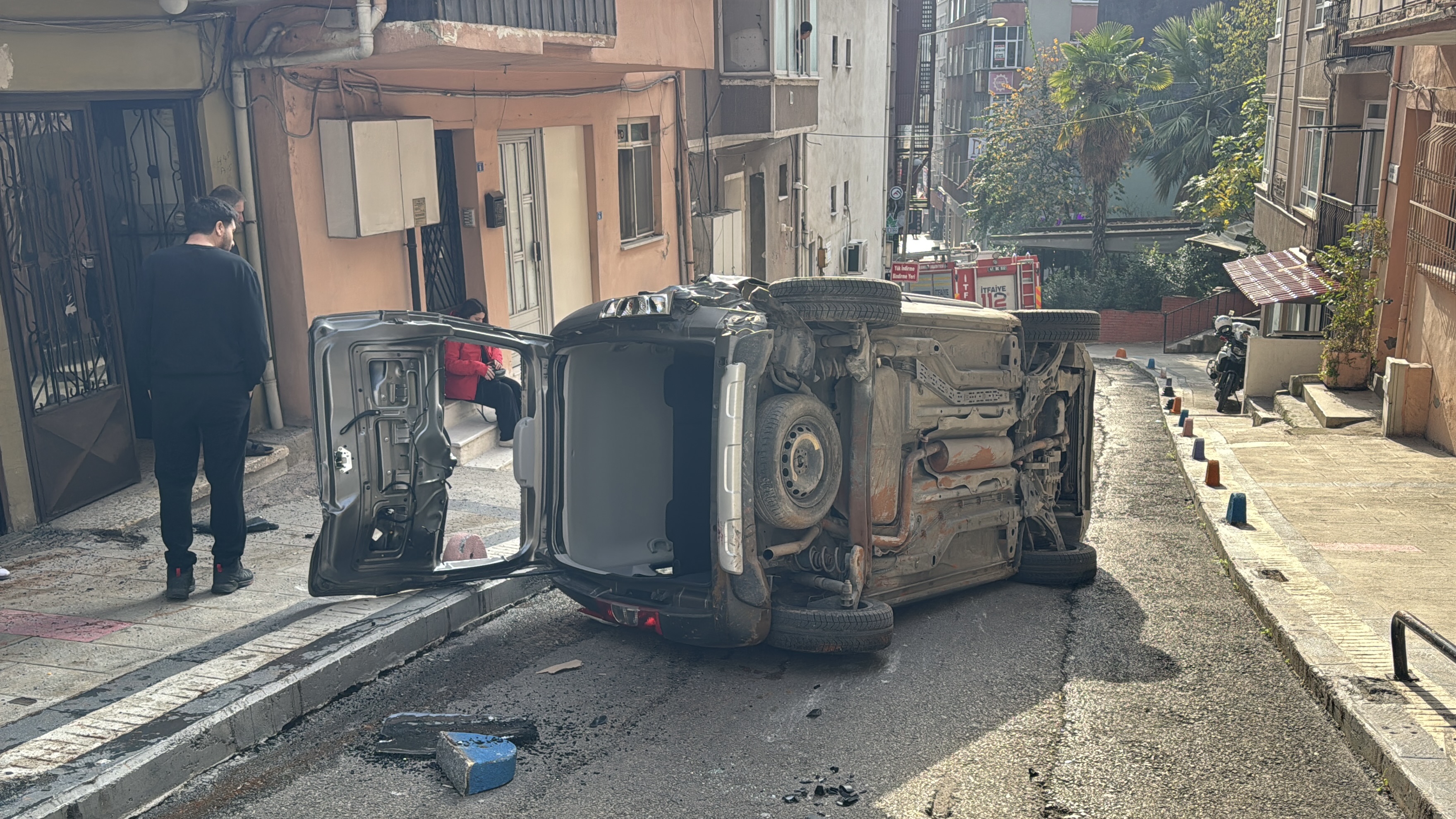 Kocaeli'de Park Halindeki Araç Harekete Geçti, Devrilerek Yolu Kapattı! 1