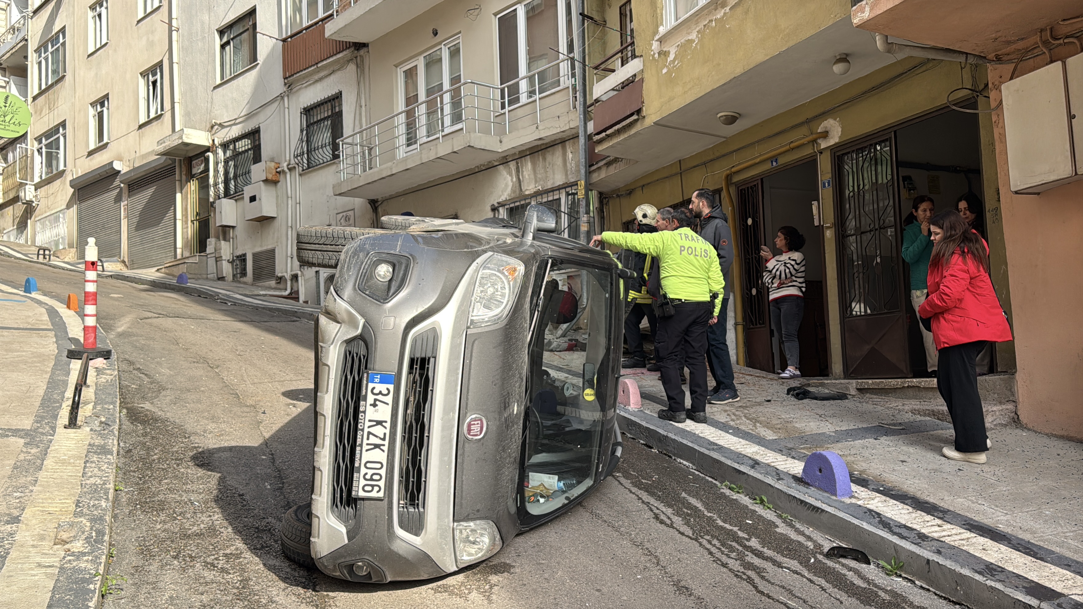 Kocaeli'de Park Halindeki Araç Harekete Geçti, Devrilerek Yolu Kapattı! 2