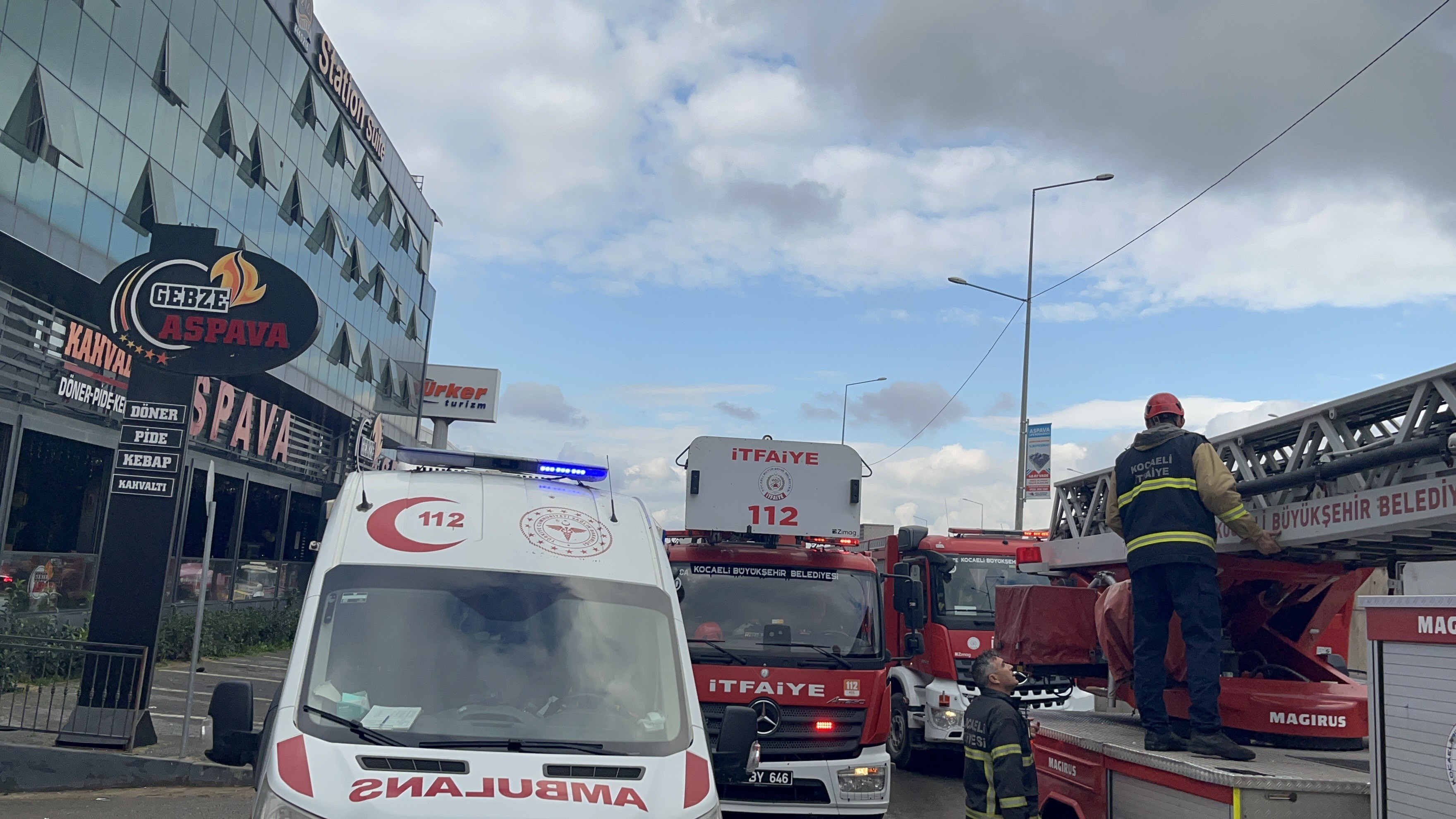Kocaeli'de Yangın Paniği! Restoran'ta Yangın Çıktı, Otel Boşaltıldı 02
