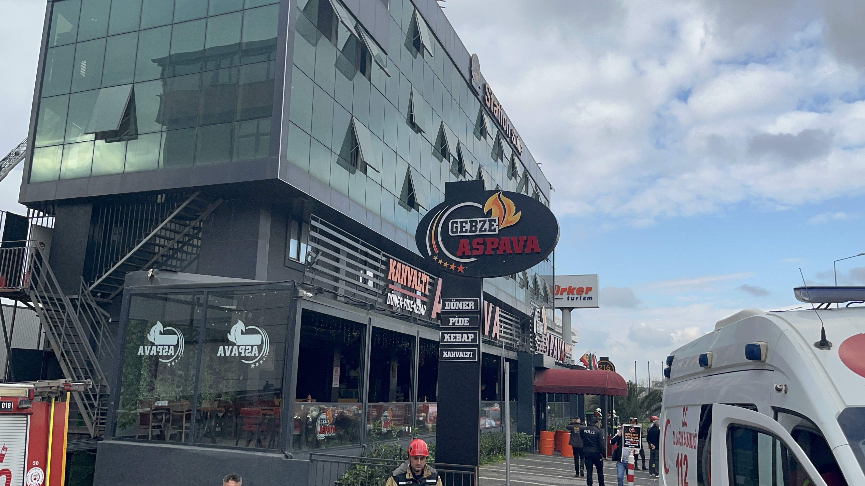 Kocaeli'de Yangın Paniği! Restoran'ta Yangın Çıktı, Otel Boşaltıldı 03