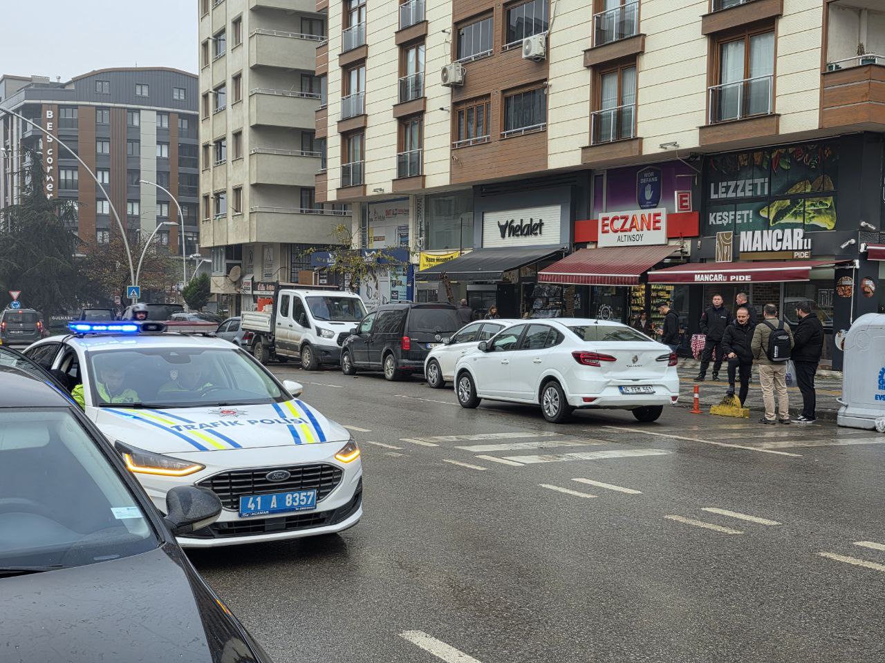 Kocaeli'de Zincirleme Trafik Kazası! Biri Çocuk 2 Yaralı