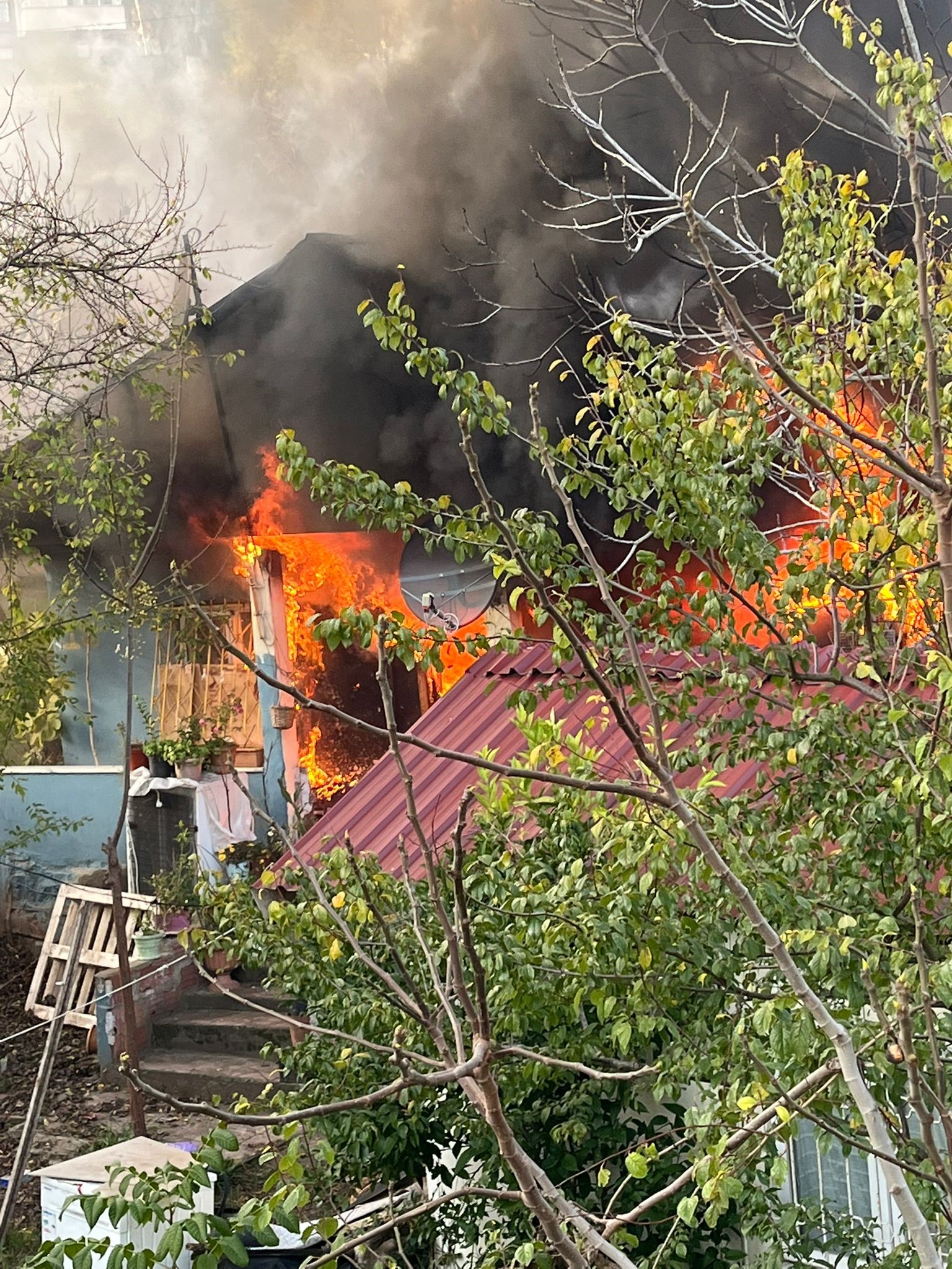 Kocaeli’nin Derince Ilçesinde Çakmak Gazı Doldurmak Isteyen Yaşlı Kadın, Yaşanan Parlama Ve Ardından Çıkan Yangında Yaralandı. Ev Kullanılamaz Hale Geldi (3)