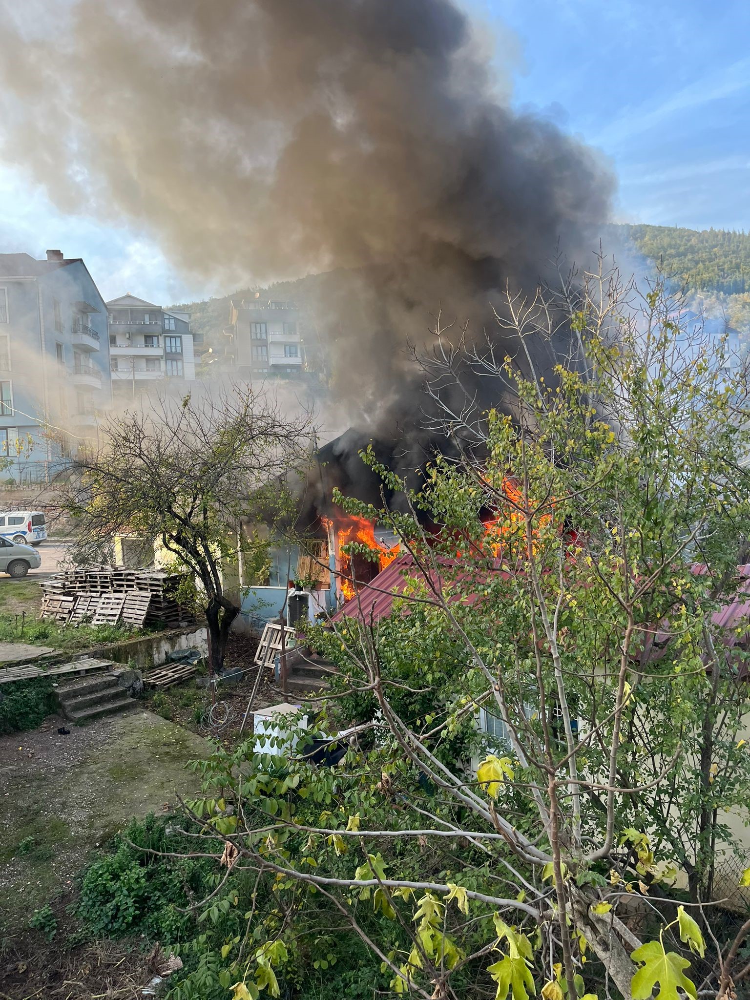 Kocaeli’nin Derince Ilçesinde Çakmak Gazı Doldurmak Isteyen Yaşlı Kadın, Yaşanan Parlama Ve Ardından Çıkan Yangında Yaralandı. Ev Kullanılamaz Hale Geldi (4)
