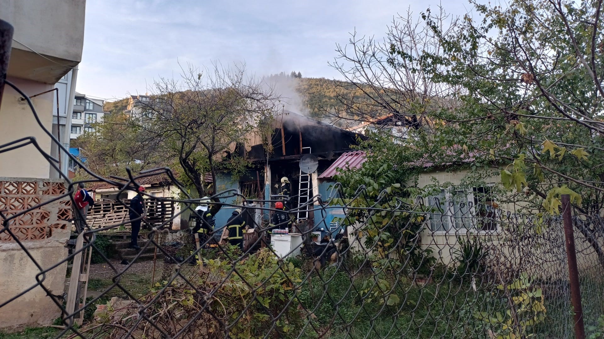 Kocaeli’nin Derince Ilçesinde Çakmak Gazı Doldurmak Isteyen Yaşlı Kadın, Yaşanan Parlama Ve Ardından Çıkan Yangında Yaralandı. Ev Kullanılamaz Hale Geldi (5)