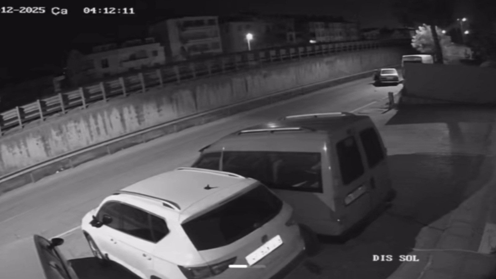 Kocaeli'nin Körfez Ilçesinde Çaldıkları Otomobil Için Kontak Arayan 3 Şüpheli, Polisin Dikkati Sayesinde Yedek Parçacıda Yakalandı.