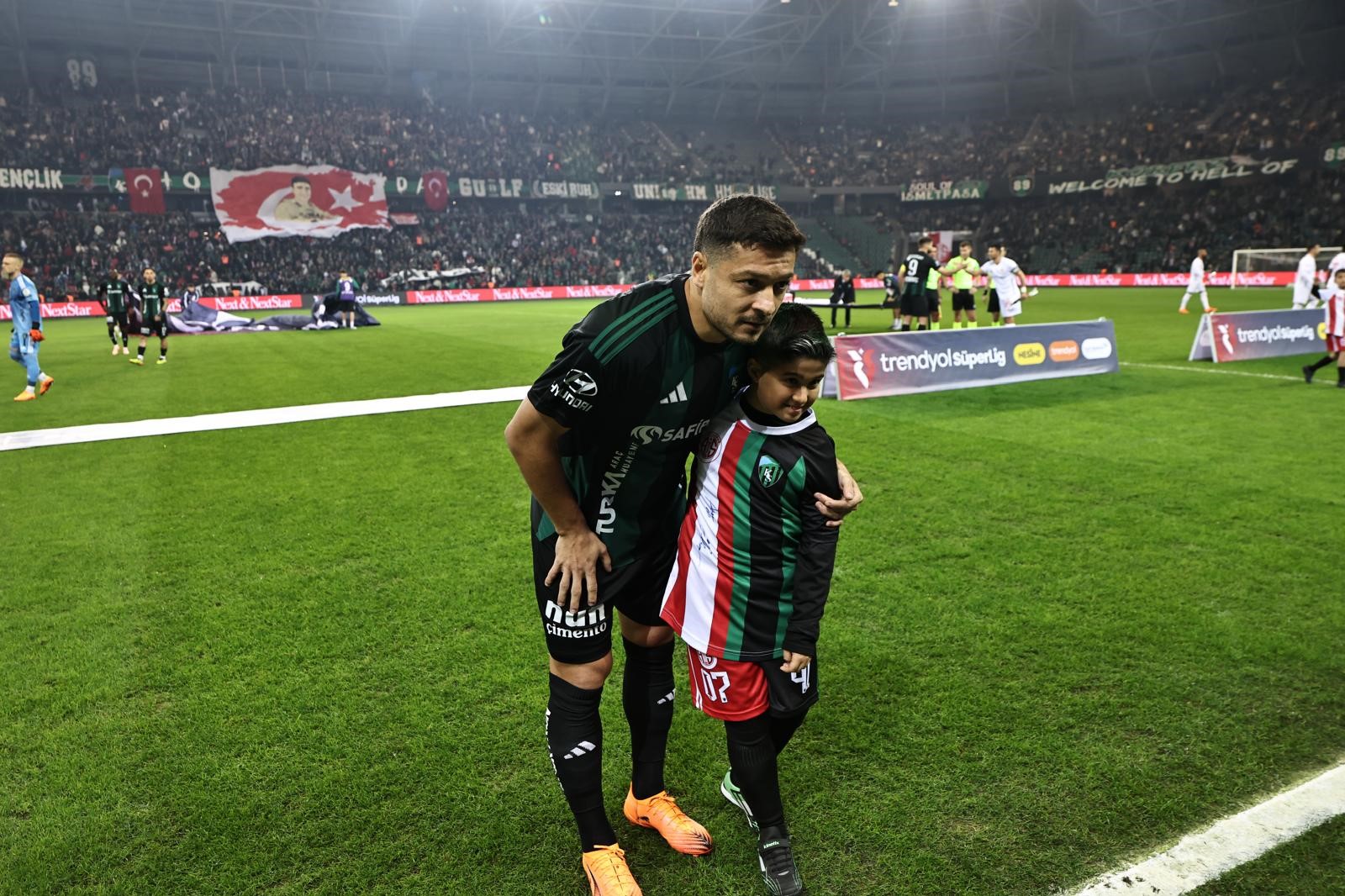 Kocaelispor–Antalyaspor Seremonisinde Kardeşlik Ve Vefa Mesajı (4)