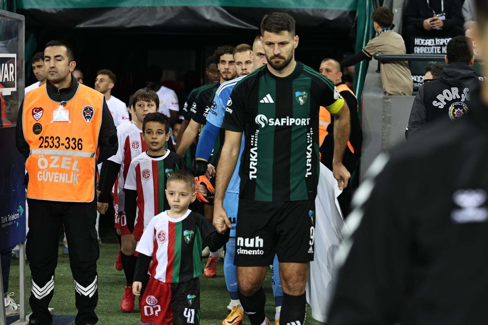Kocaelispor–Antalyaspor Seremonisinde Kardeşlik Ve Vefa Mesajı (5)