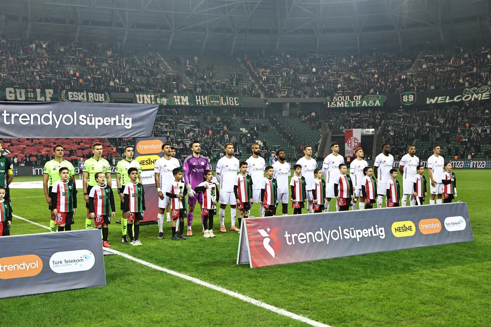 Kocaelispor–Antalyaspor Seremonisinde Kardeşlik Ve Vefa Mesajı (7)