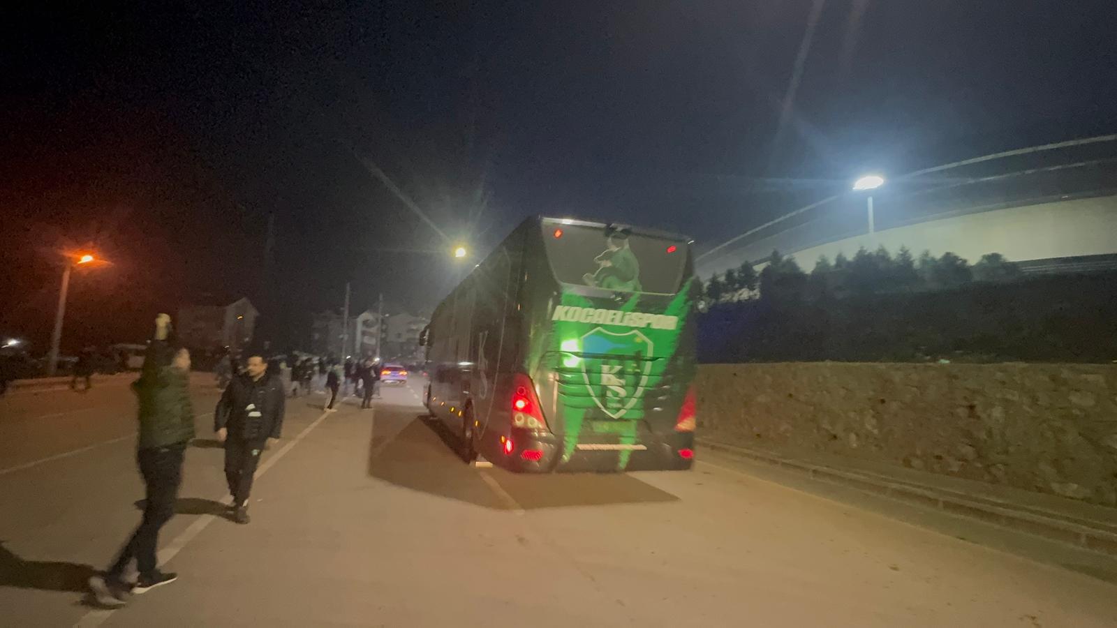 Kocaelispor Takım Otobüsü Maç Öncesinde Stada Giriş Yaptı-1