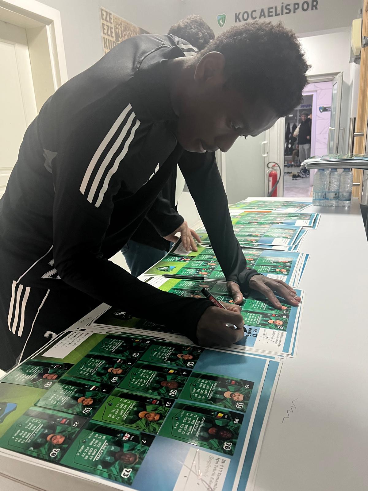 Kocaelispor’dan Minik Taraftarlara İmzalı İlk 11 Sürprizi 3