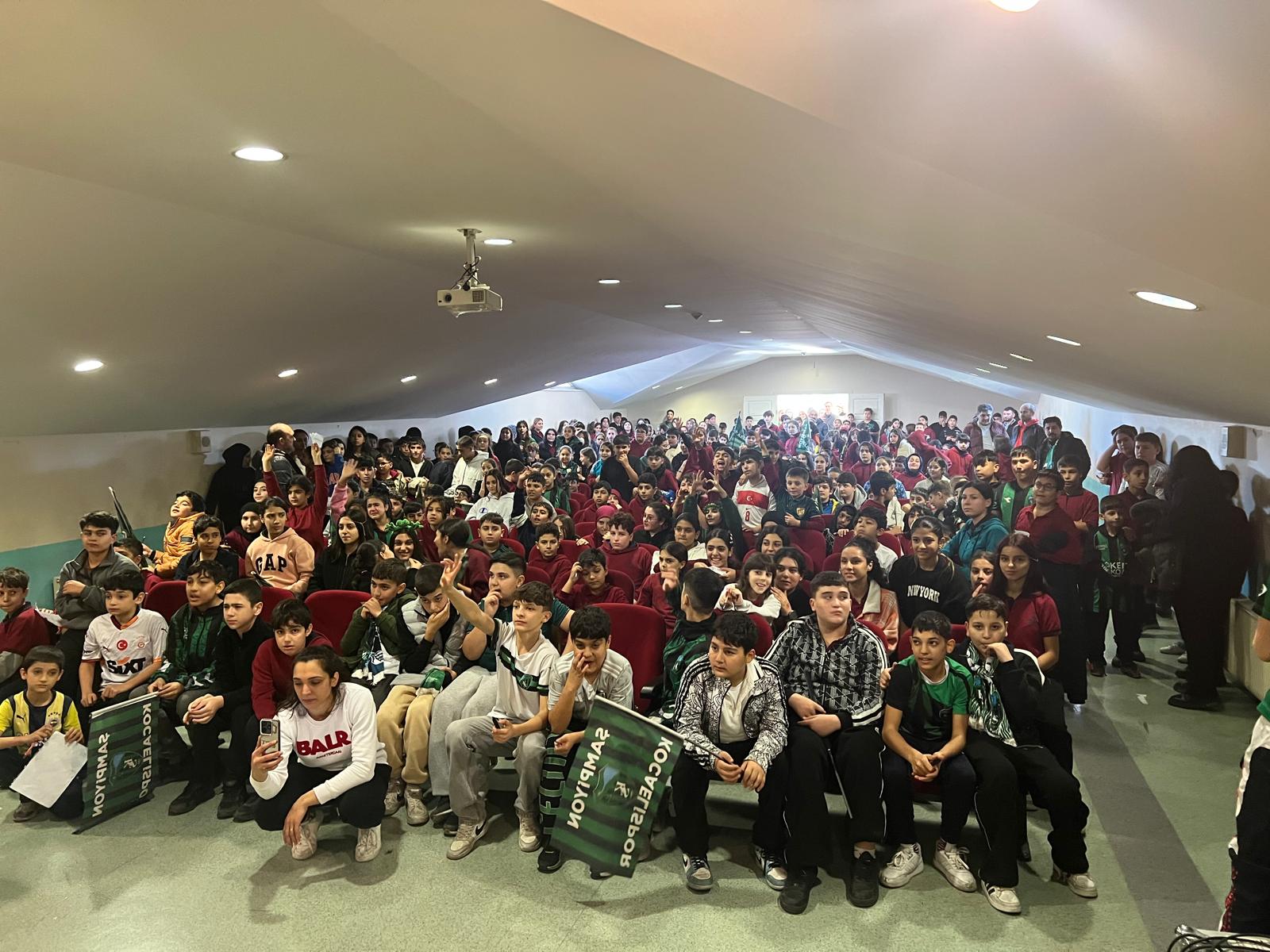 Kocaelisporlu Futbolcular Okullarda Coşkuyla Karşılandı (1)-2