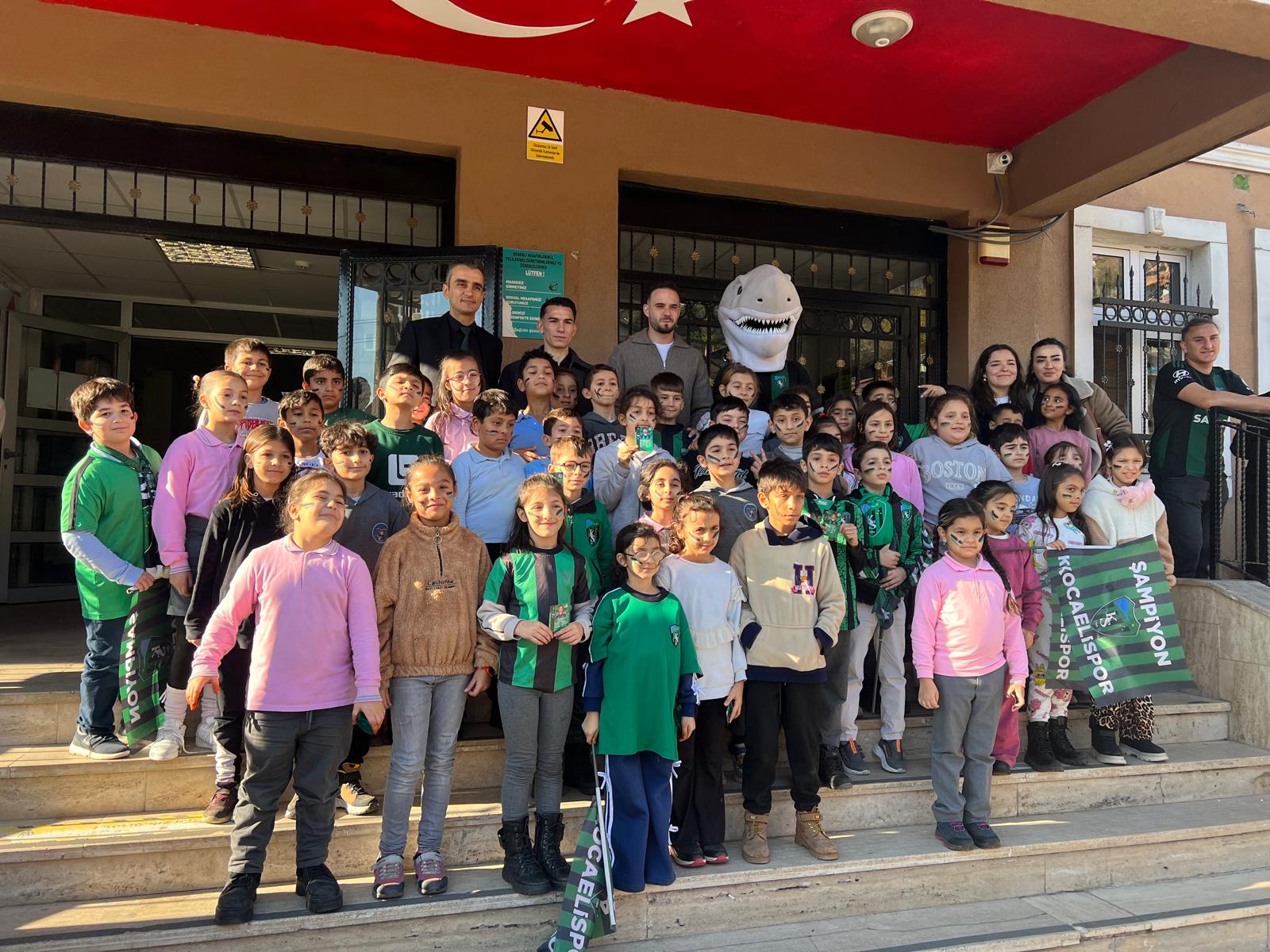 Kocaelisporlu Futbolcular Okullarda Coşkuyla Karşılandı (6)