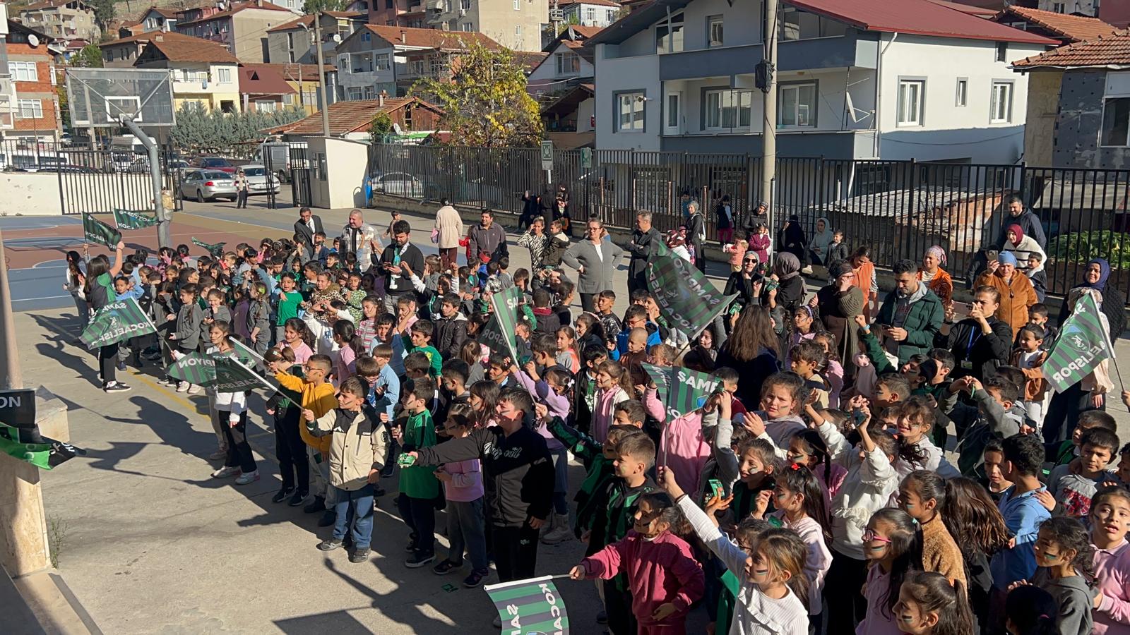 Kocaelisporlu Futbolcular Okullarda Coşkuyla Karşılandı (8)