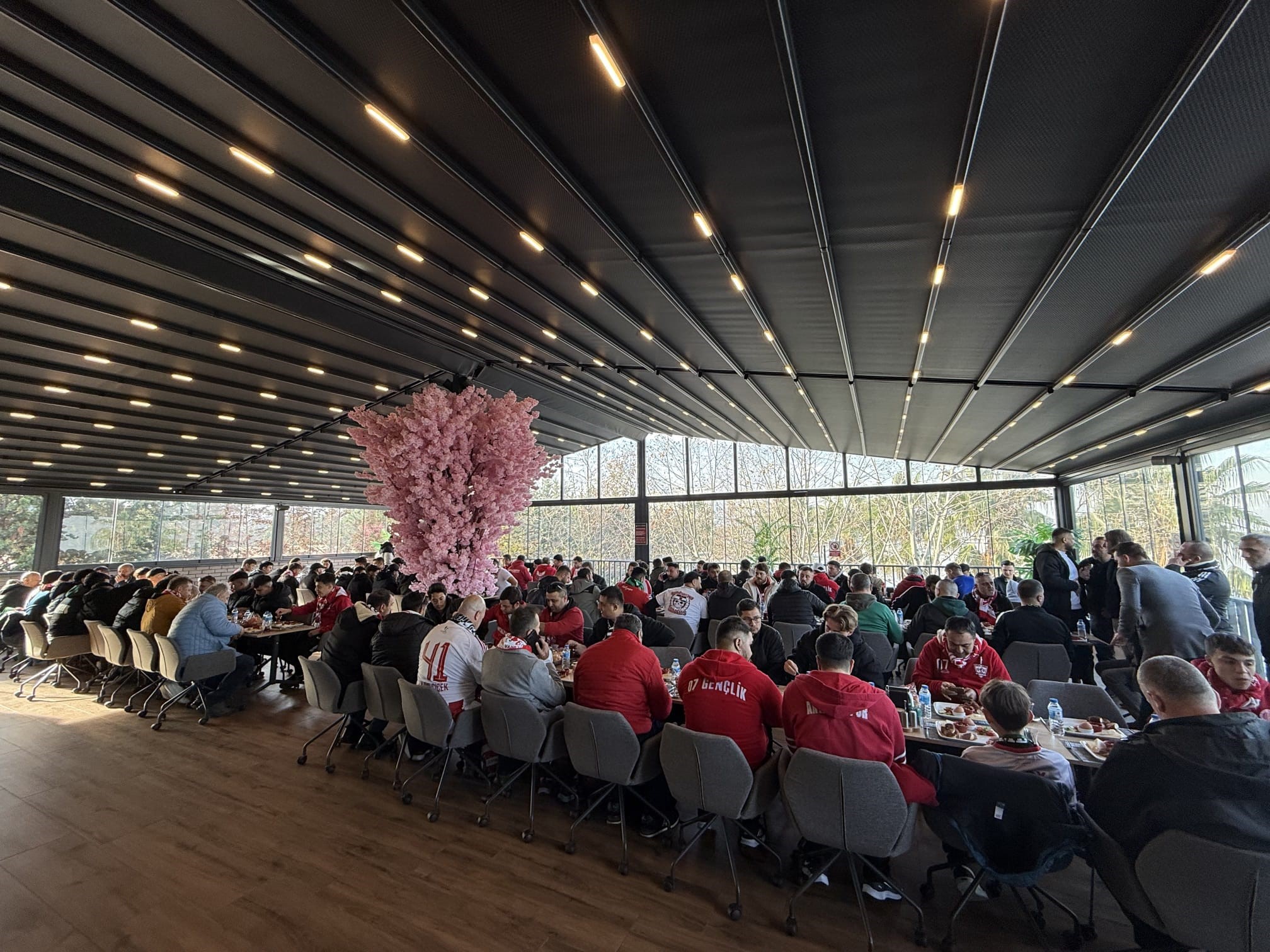 Kocaelispor’un Antalyaspor'u Ağırladığı Maç Öncesi İzmit’te Örnek Bir Kardeşlik Yaşandı. Taraftarlar Ve Esnaf, Konuk Ekibi Sevgiyle Karşıladı (3)