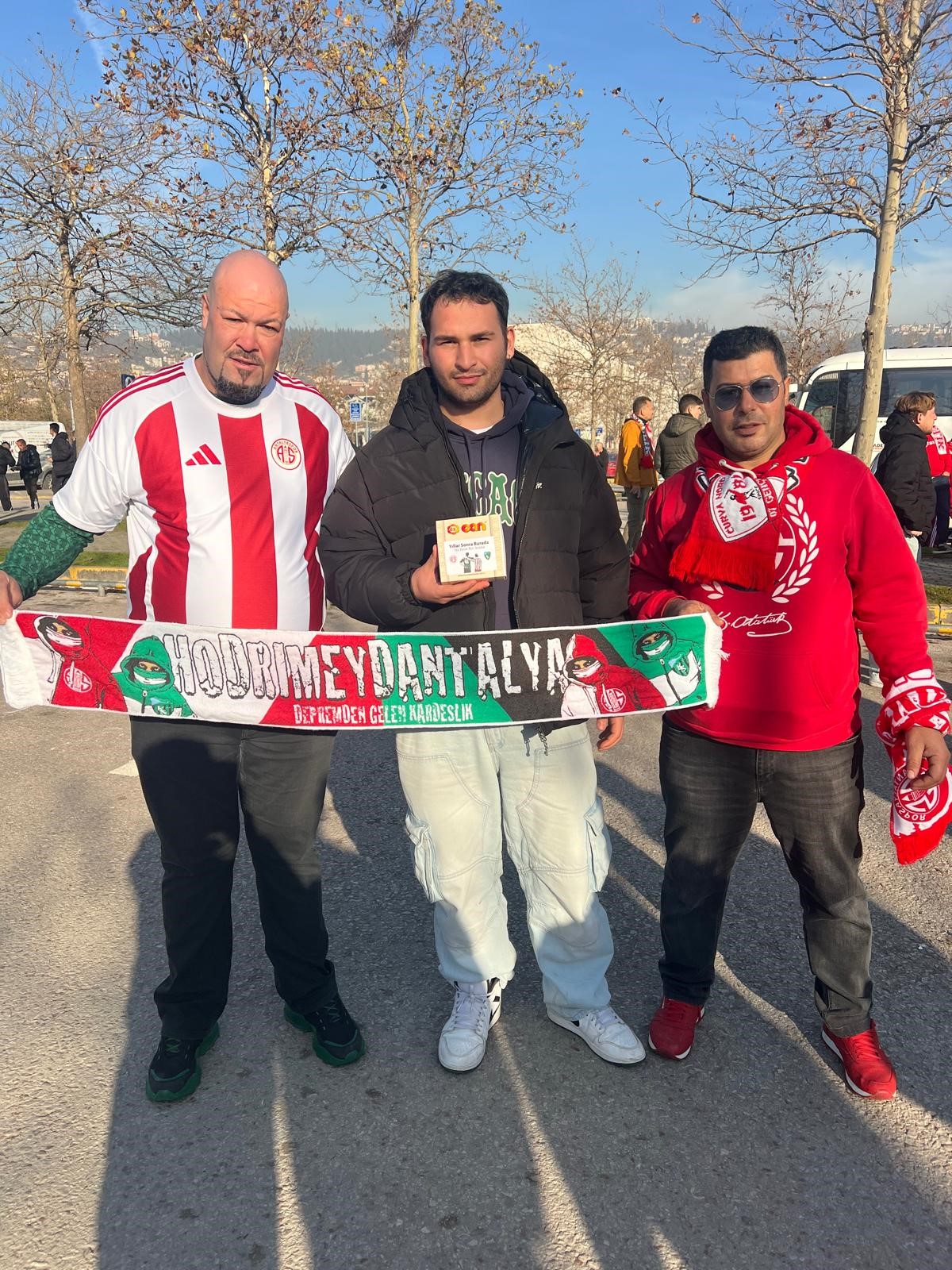 Kocaelispor’un Antalyaspor'u Ağırladığı Maç Öncesi İzmit’te Örnek Bir Kardeşlik Yaşandı. Taraftarlar Ve Esnaf, Konuk Ekibi Sevgiyle Karşıladı (4)