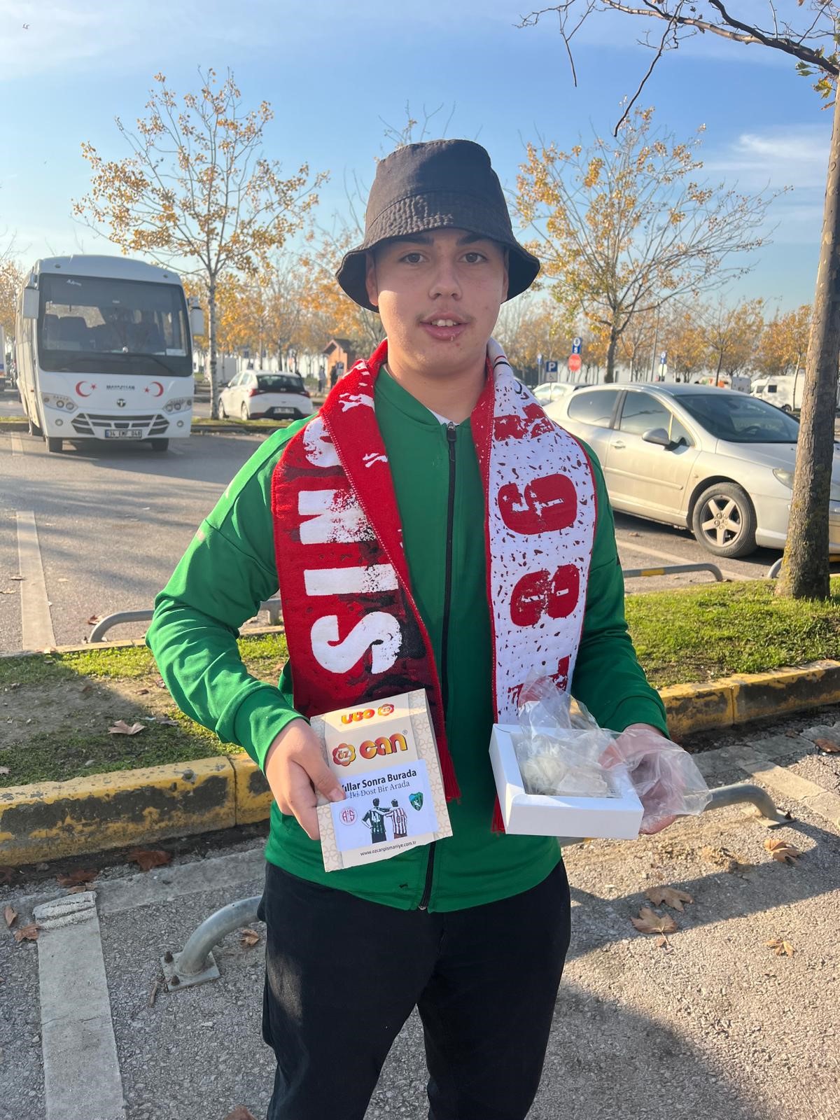 Kocaelispor’un Antalyaspor'u Ağırladığı Maç Öncesi İzmit’te Örnek Bir Kardeşlik Yaşandı. Taraftarlar Ve Esnaf, Konuk Ekibi Sevgiyle Karşıladı (5)