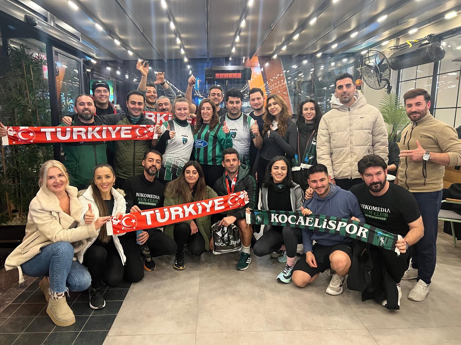 Kocaelispor’un Antalyaspor'u Ağırladığı Maç Öncesi İzmit’te Örnek Bir Kardeşlik Yaşandı. Taraftarlar Ve Esnaf, Konuk Ekibi Sevgiyle Karşıladı (7)