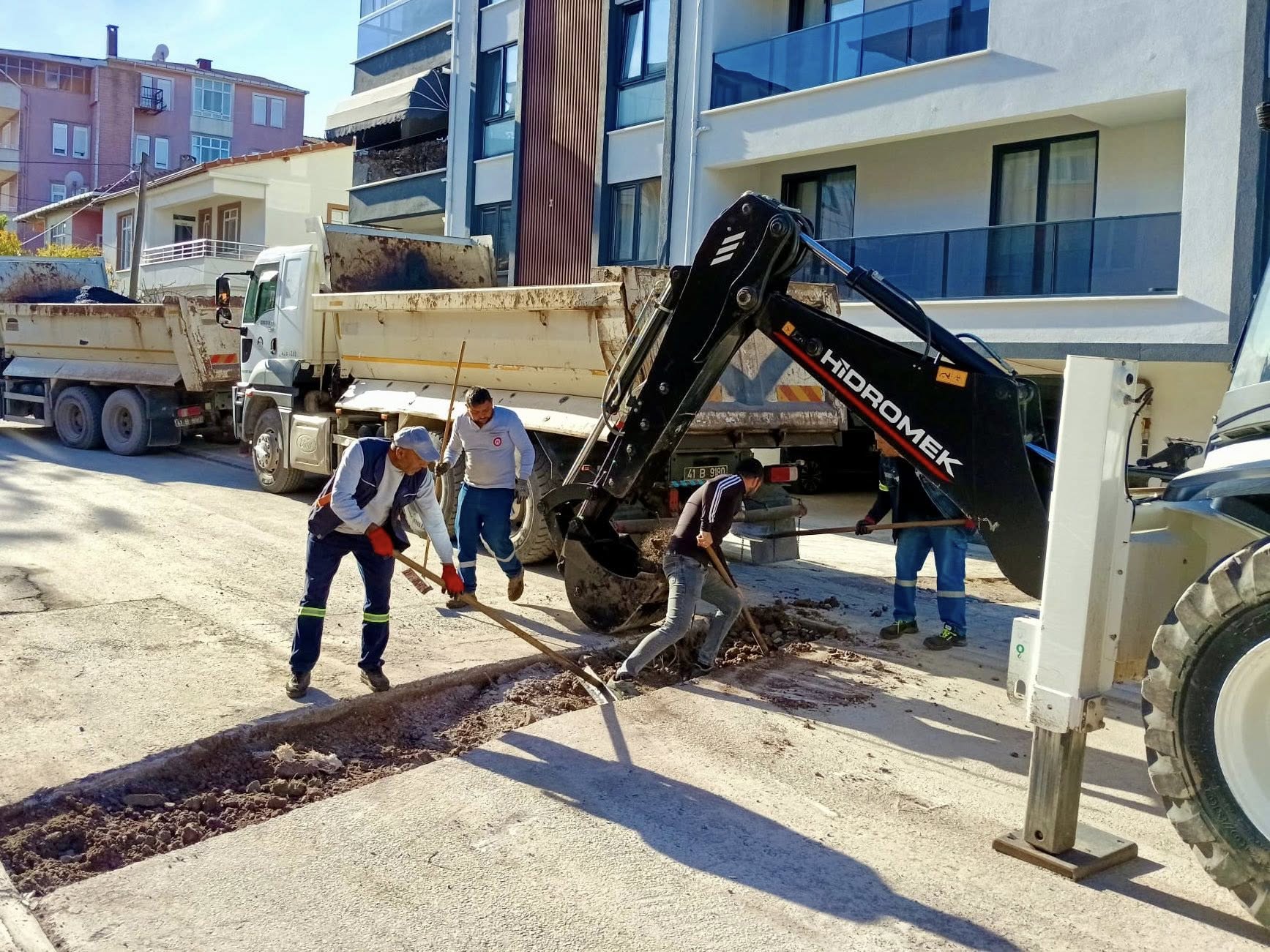 Körfez Belediyesi Yol Bakım Çalışmalarını Sürdürüyor (2)